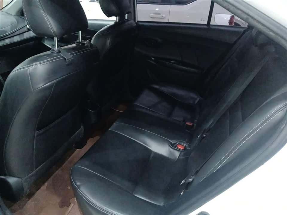 Toyota YARiS L to enjoy