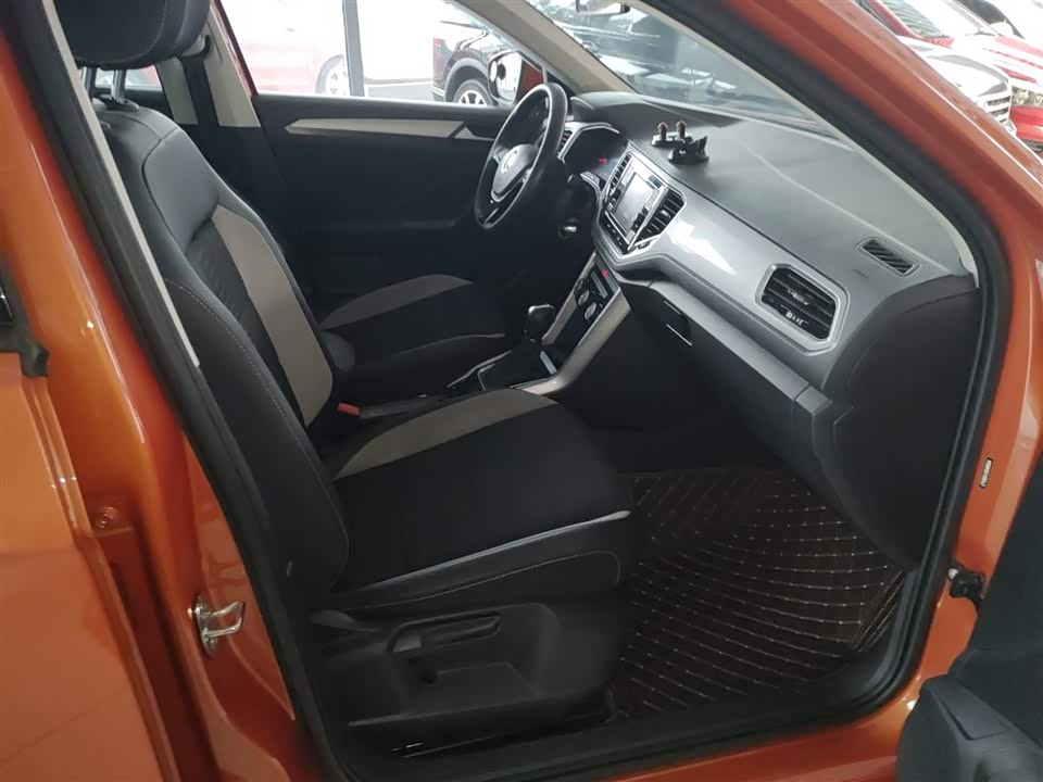 Volkswagen T-ROC exploring Songs