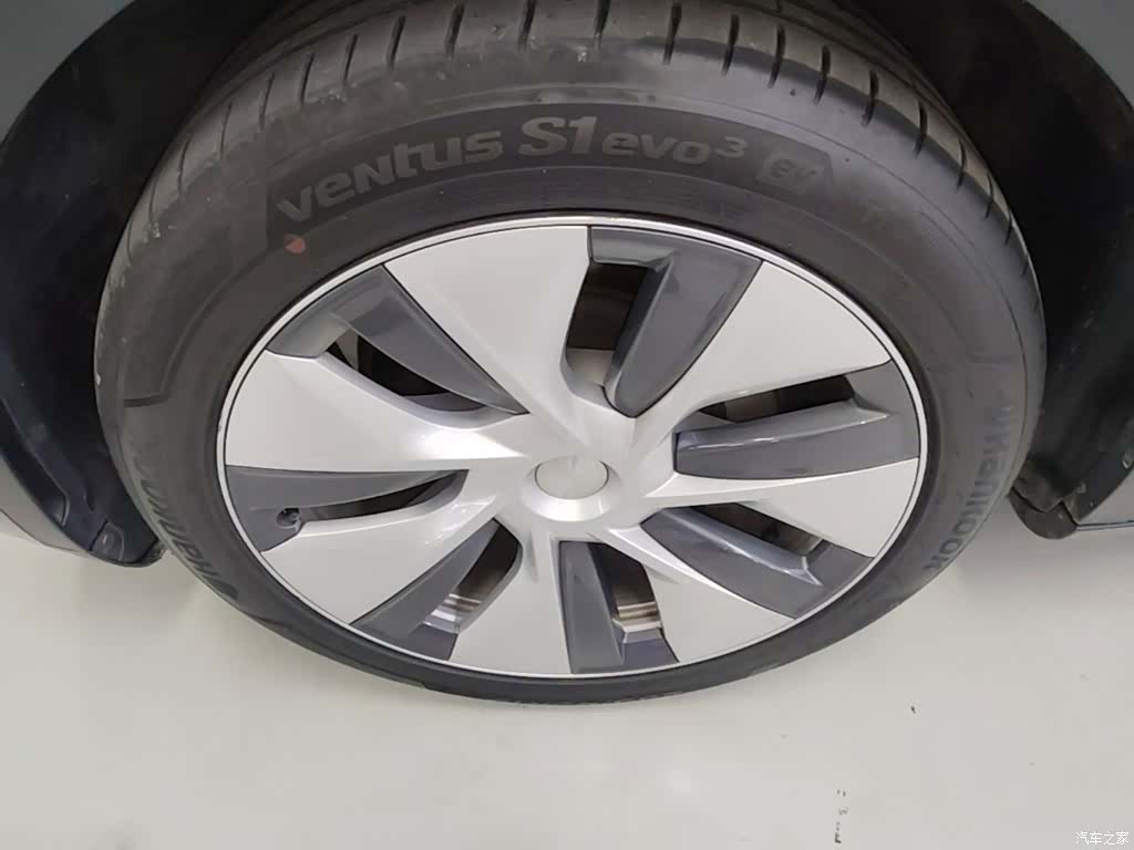 Tesla Model Y, 2023 23