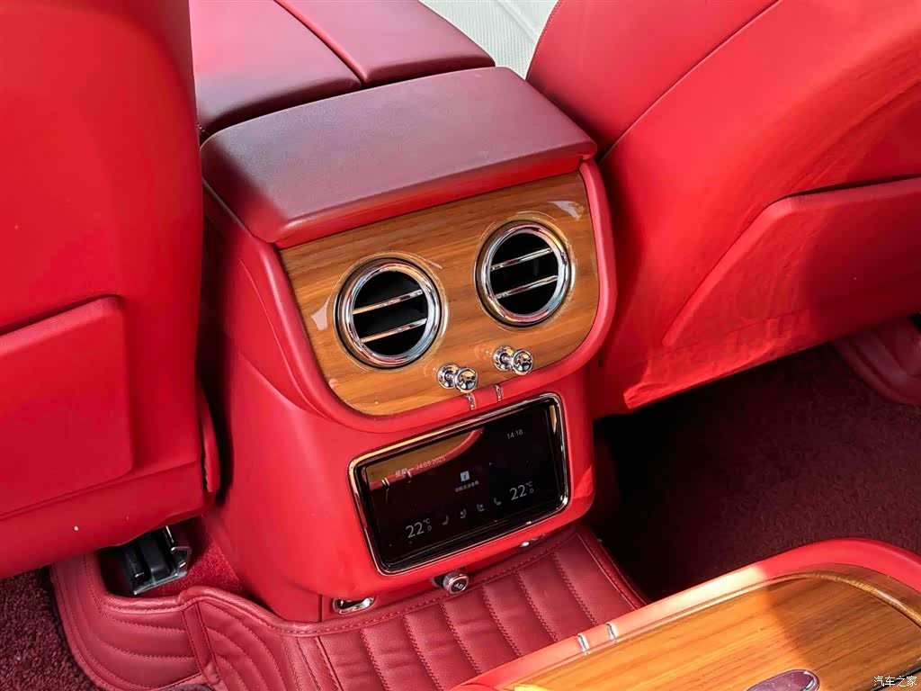 Bentley Bentayga, 2022 14