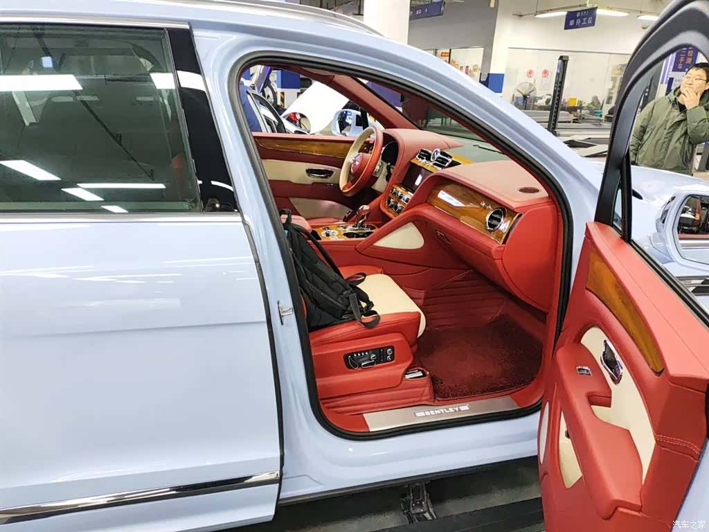 Bentley Bentayga, 2022 9