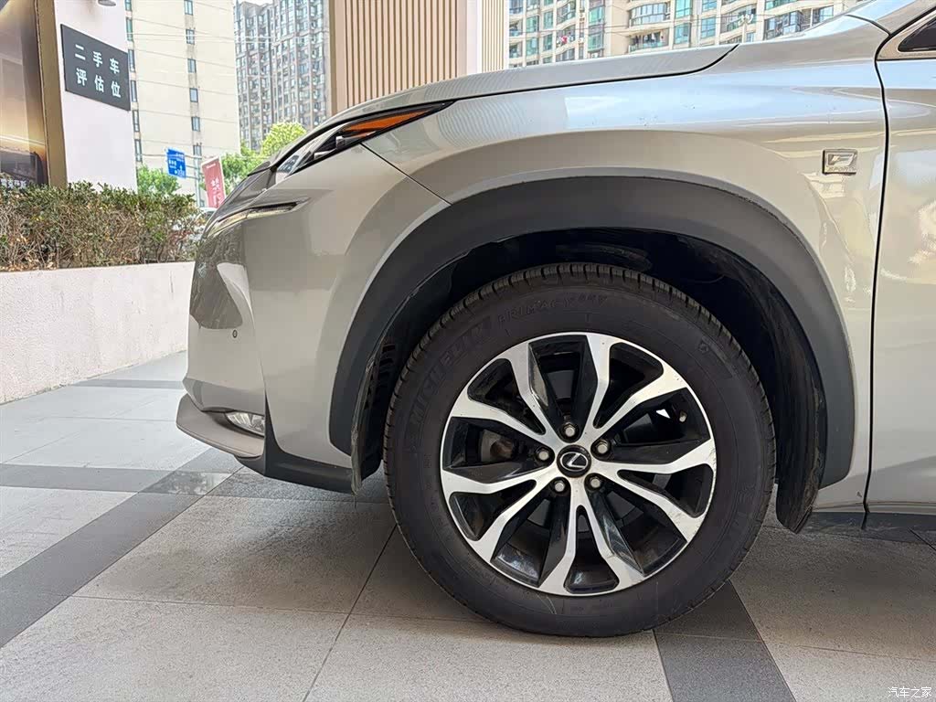 Lexus NX, 2015 11