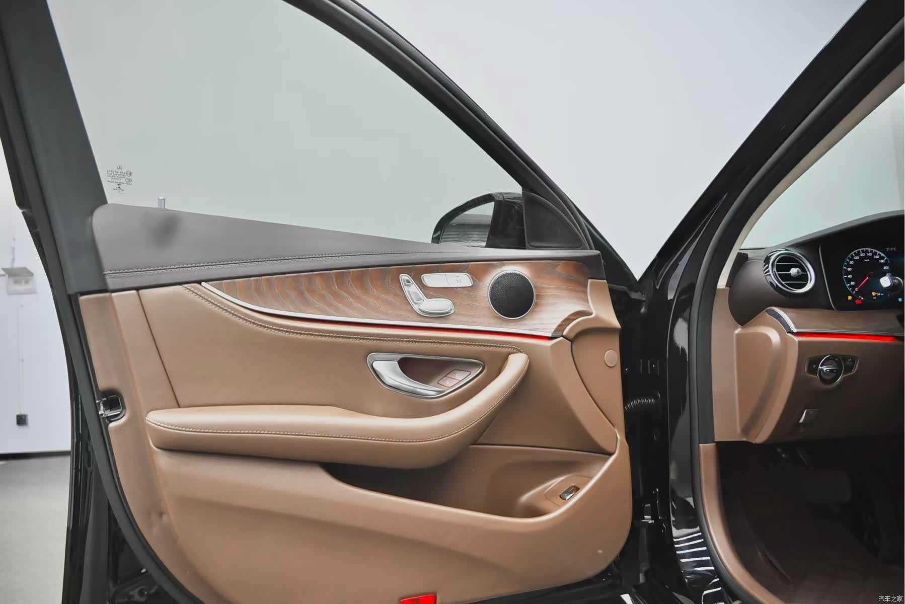 Mercedes-Benz E-Class, 2023 23