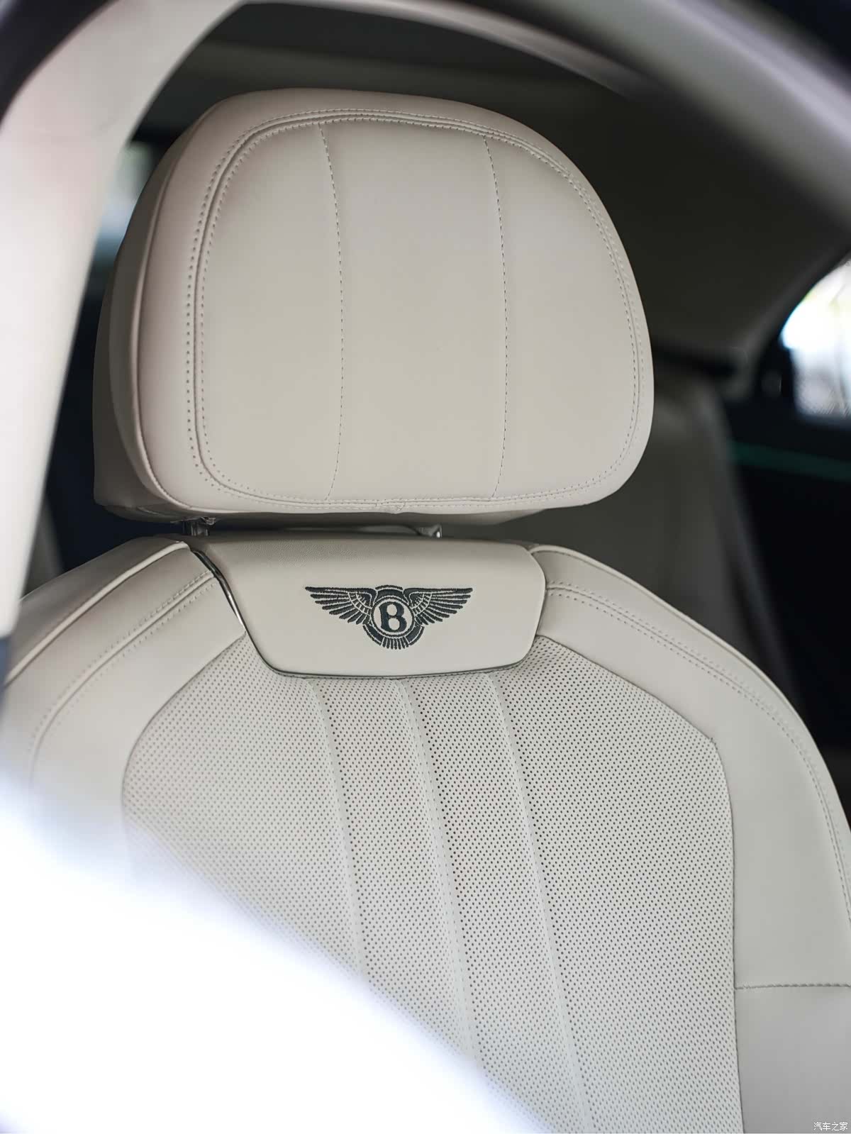 Bentley Flying Spur, 2023 13