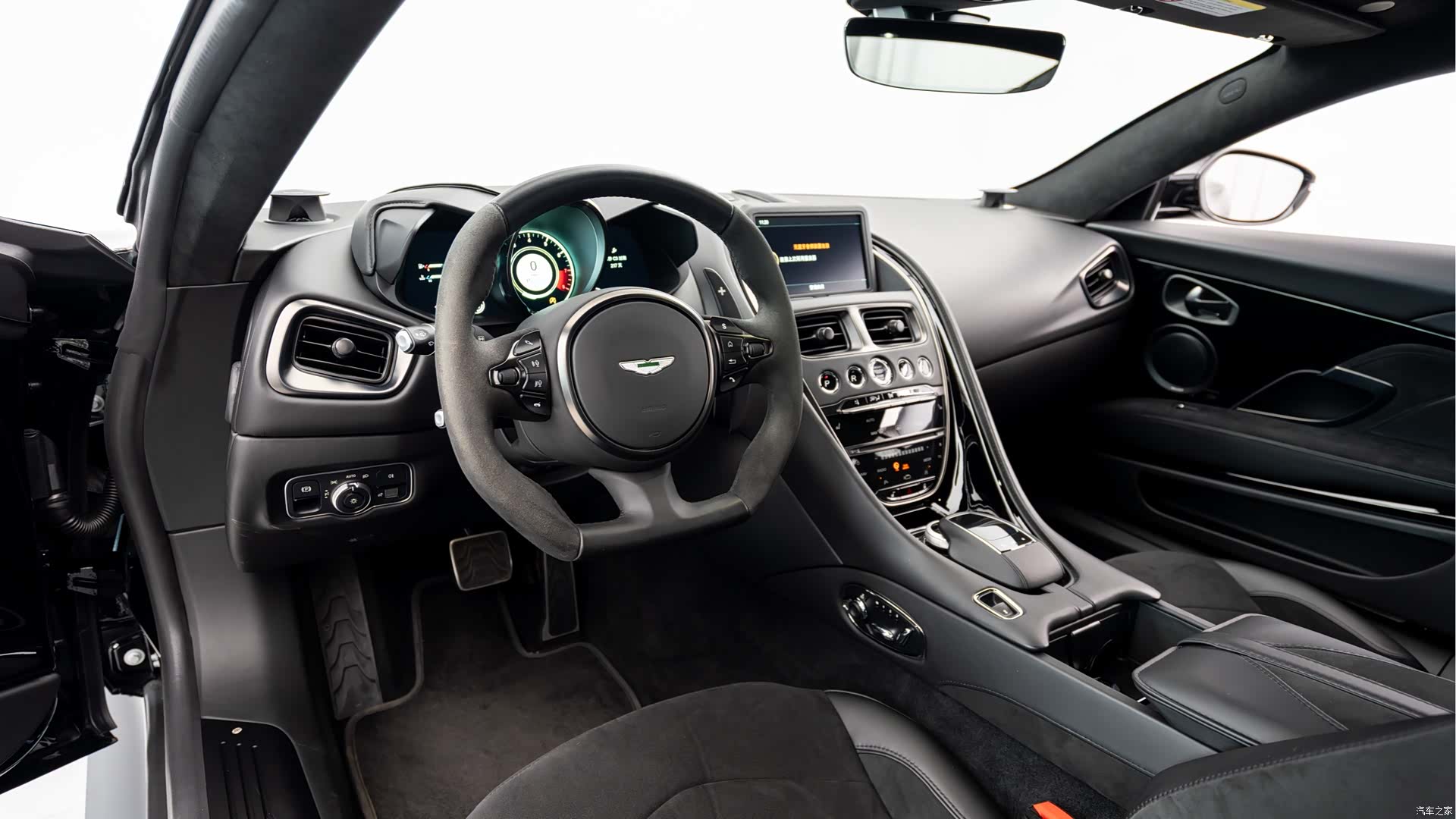 Aston Martin DBS, 2023 7
