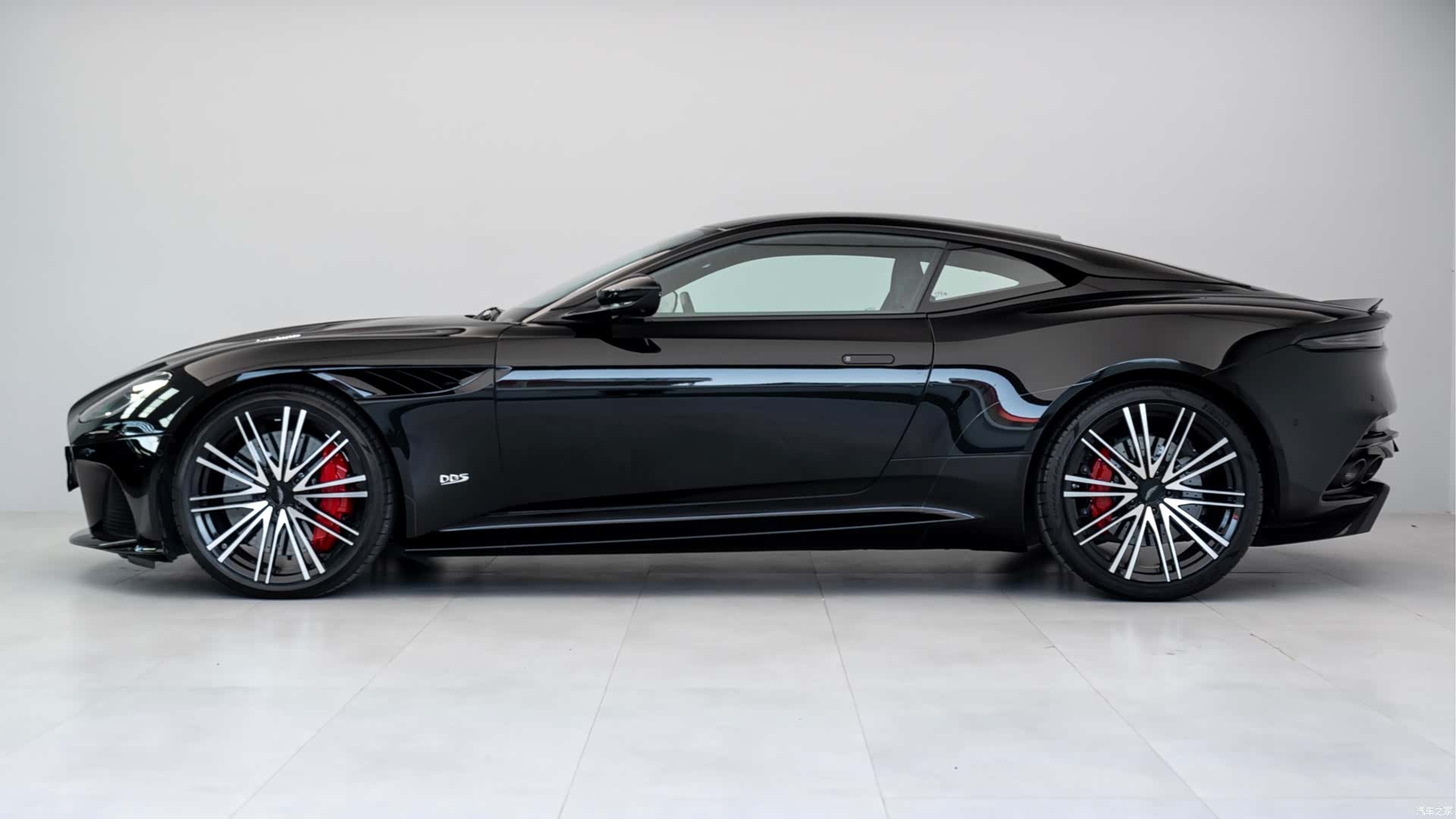 Aston Martin DBS, 2023 3