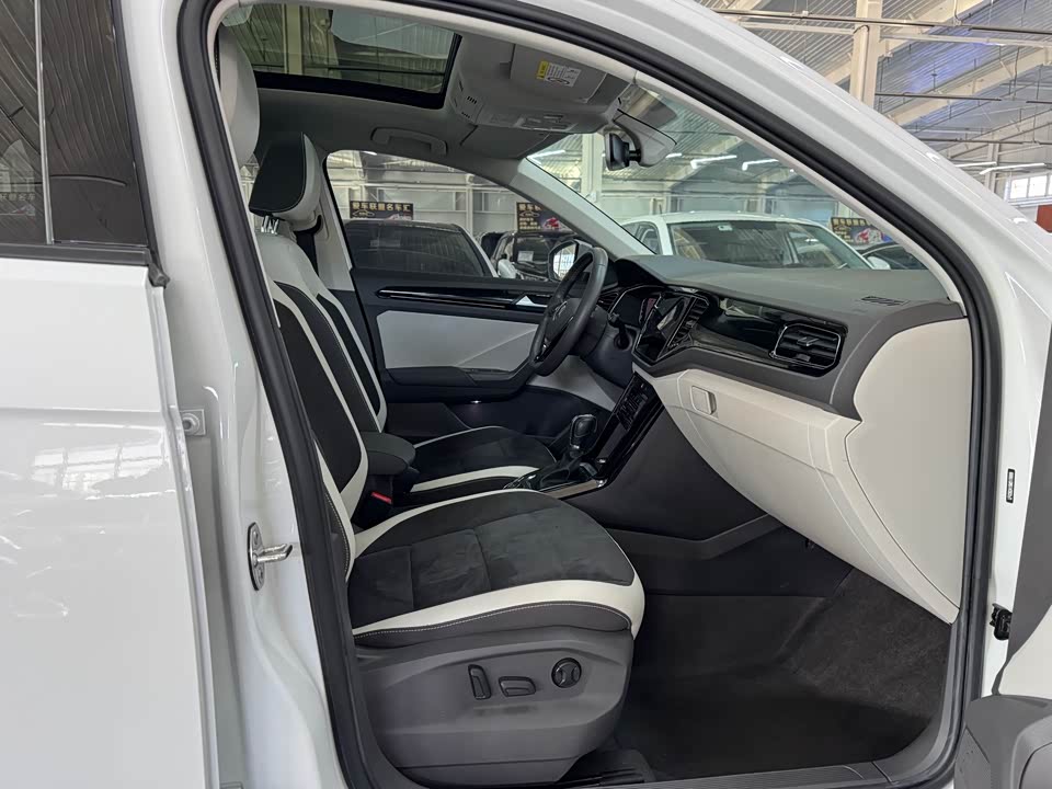 Volkswagen T-ROC exploring Songs