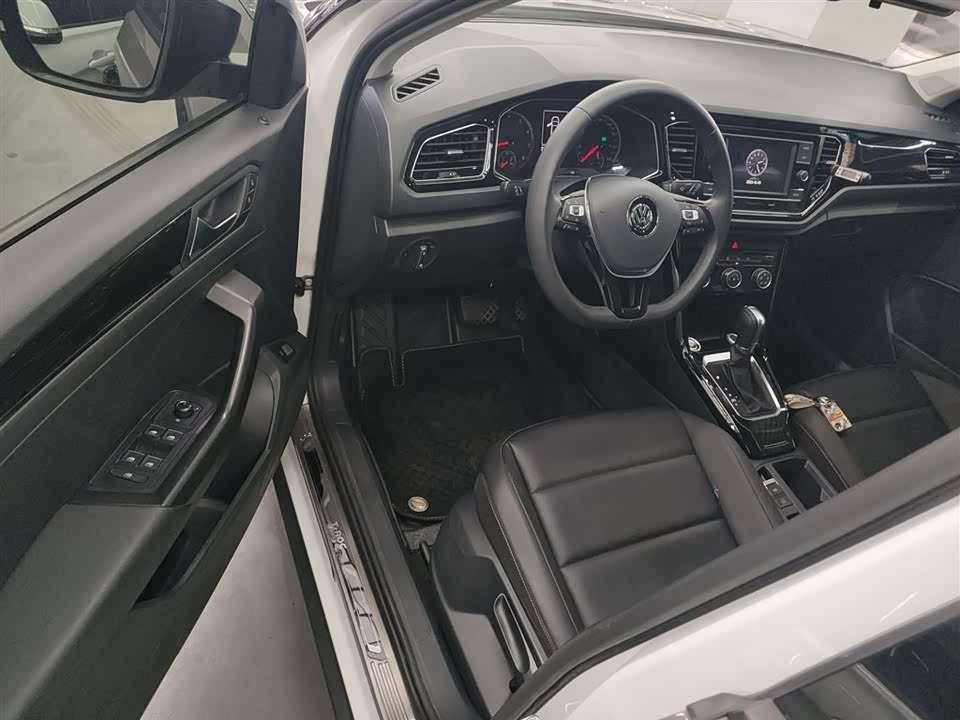 Volkswagen T-ROC exploring Songs