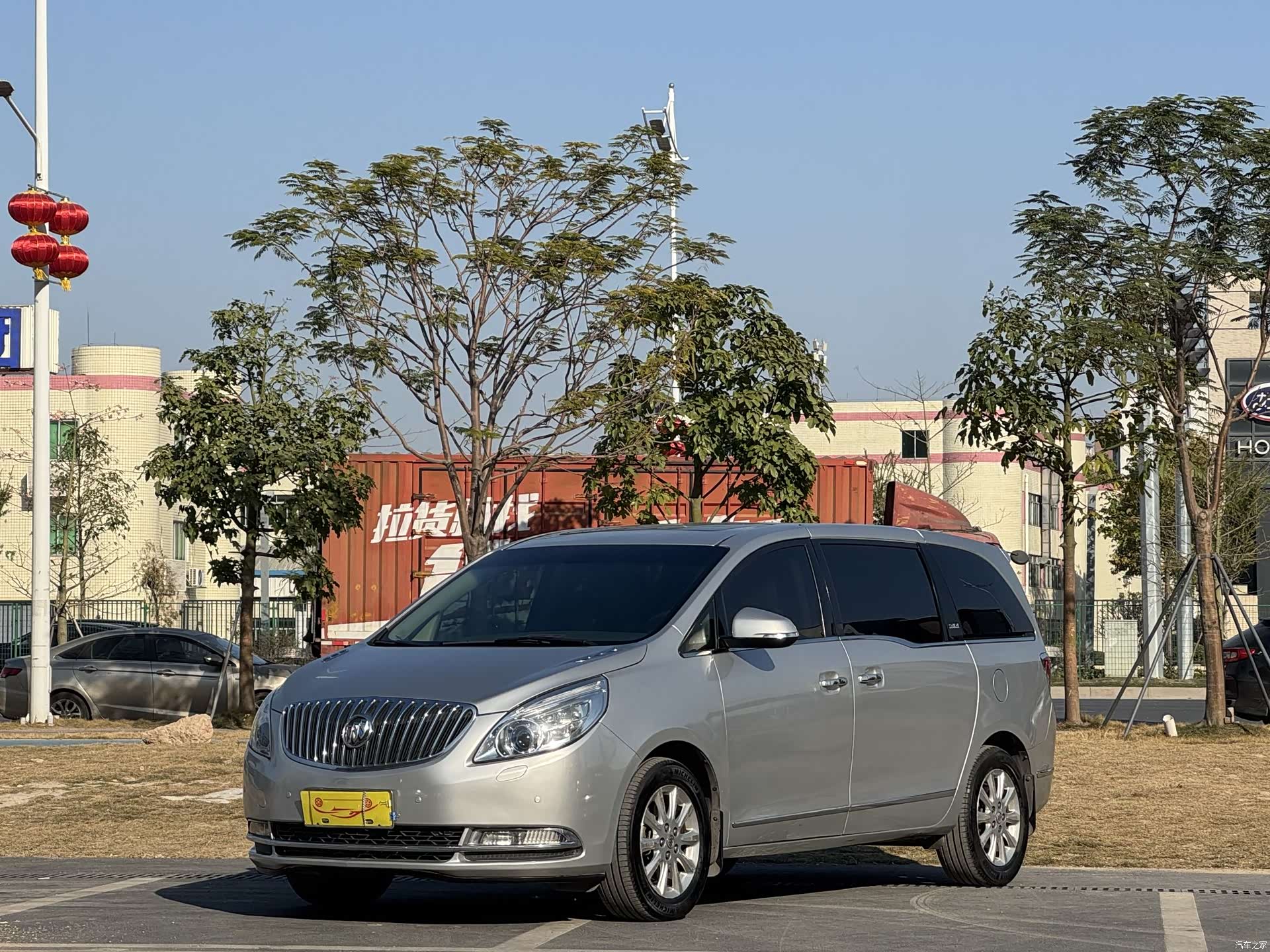 Buick GL8, 2011 1