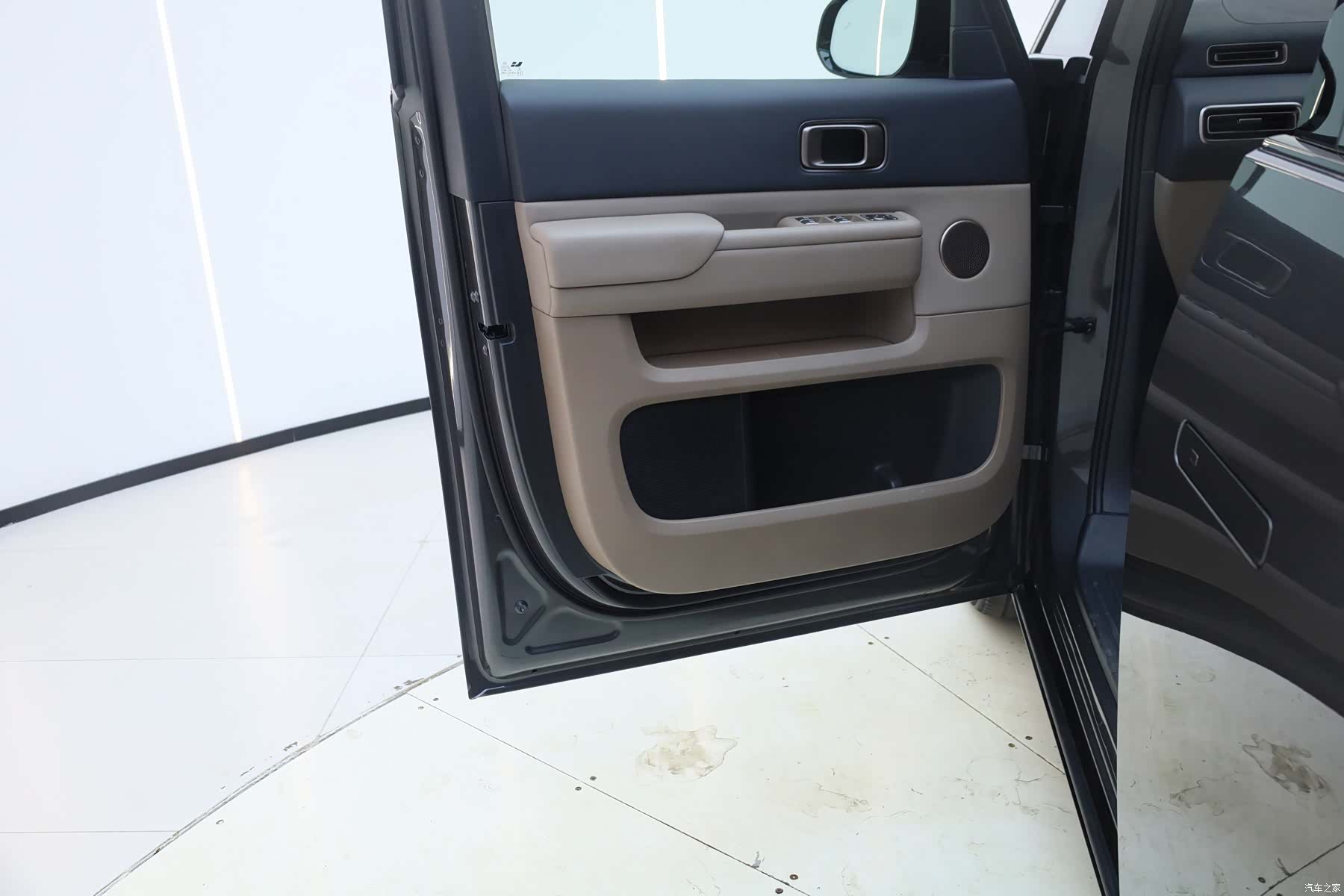 Li Auto MEGA, 2025 22