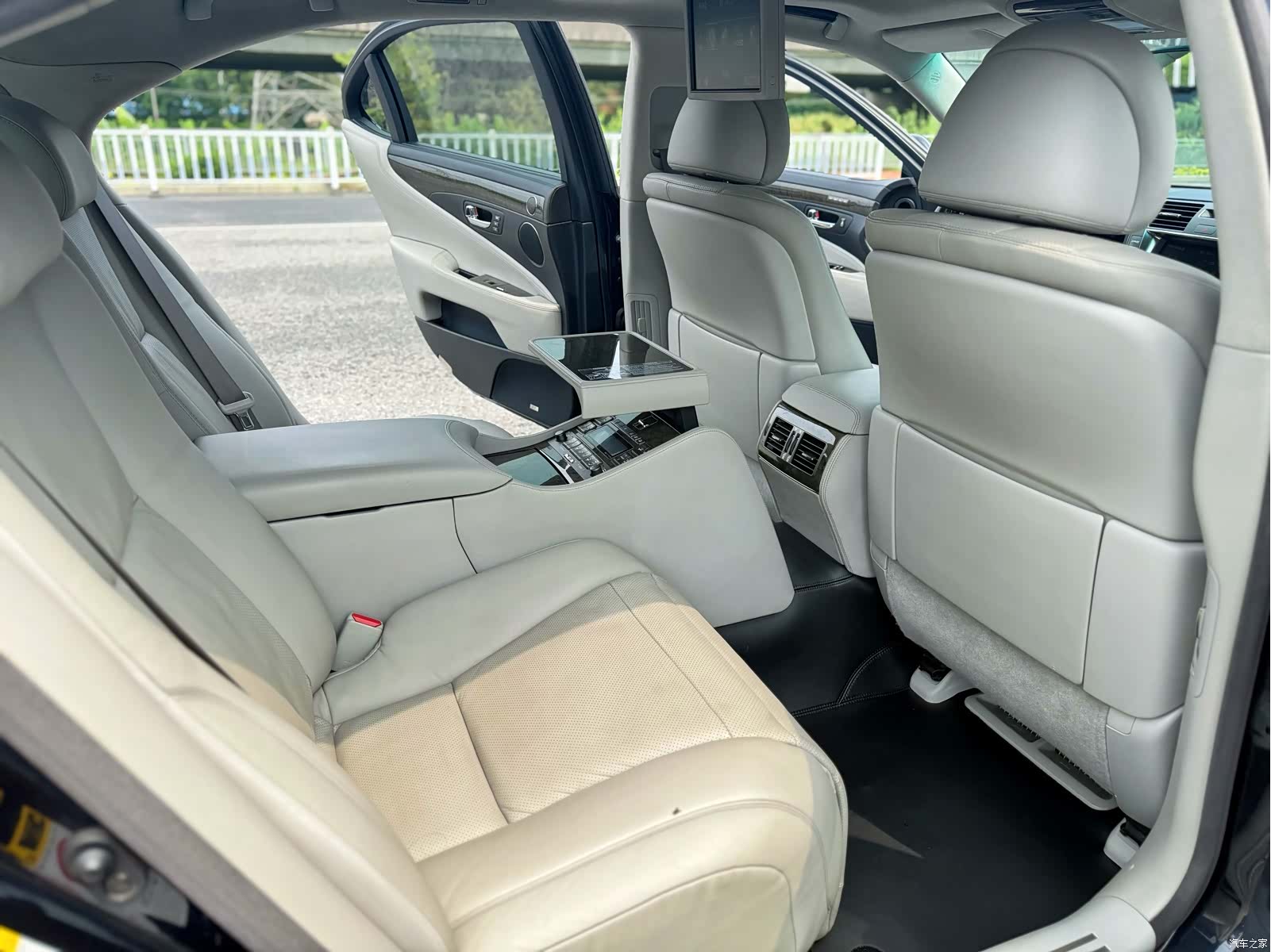 Lexus LS, 2009 9