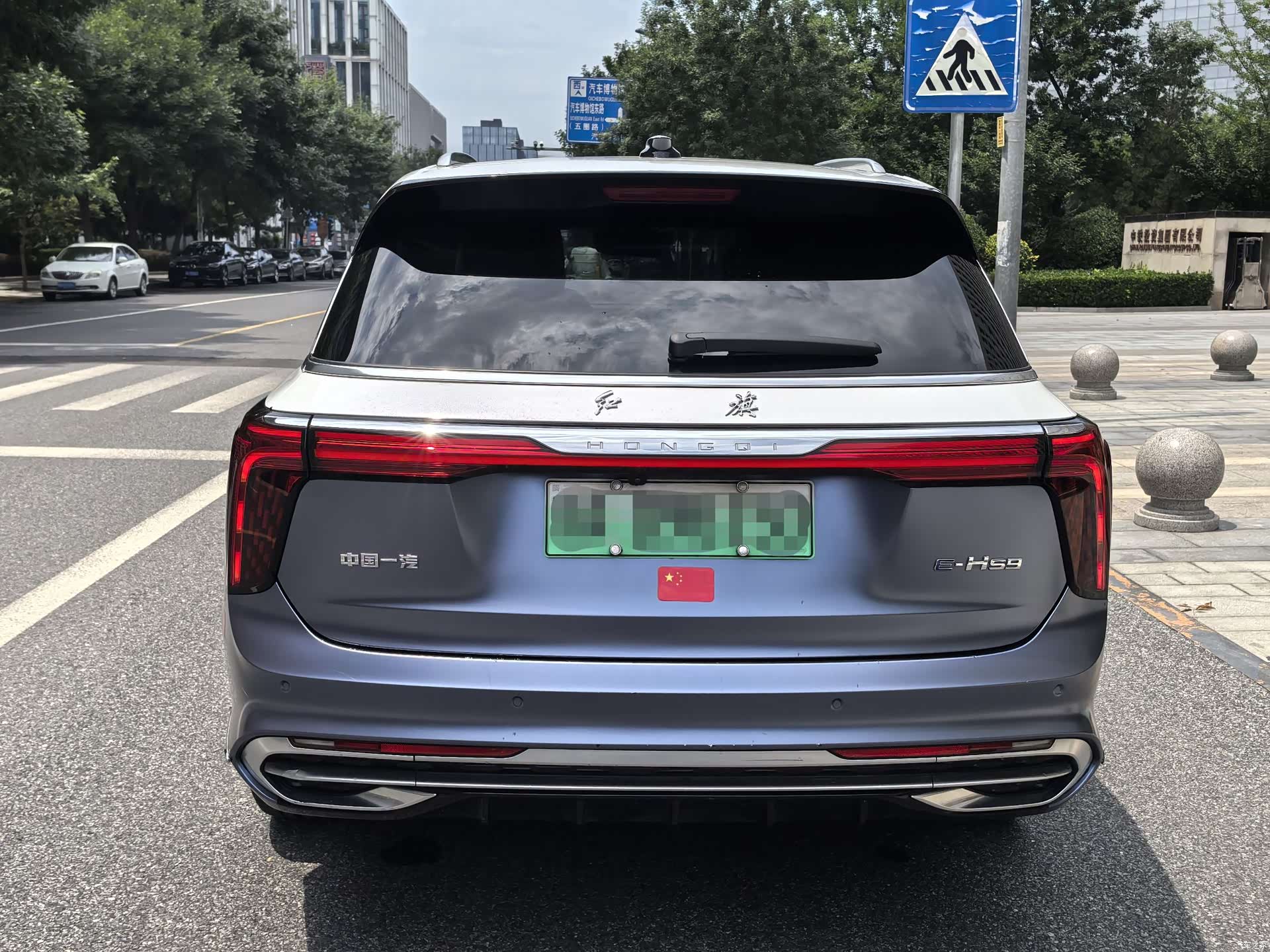 Hongqi E-HS9, 2023 3