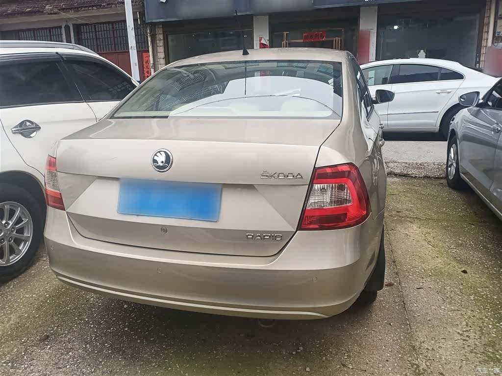 Skoda Rapid, 2015 6