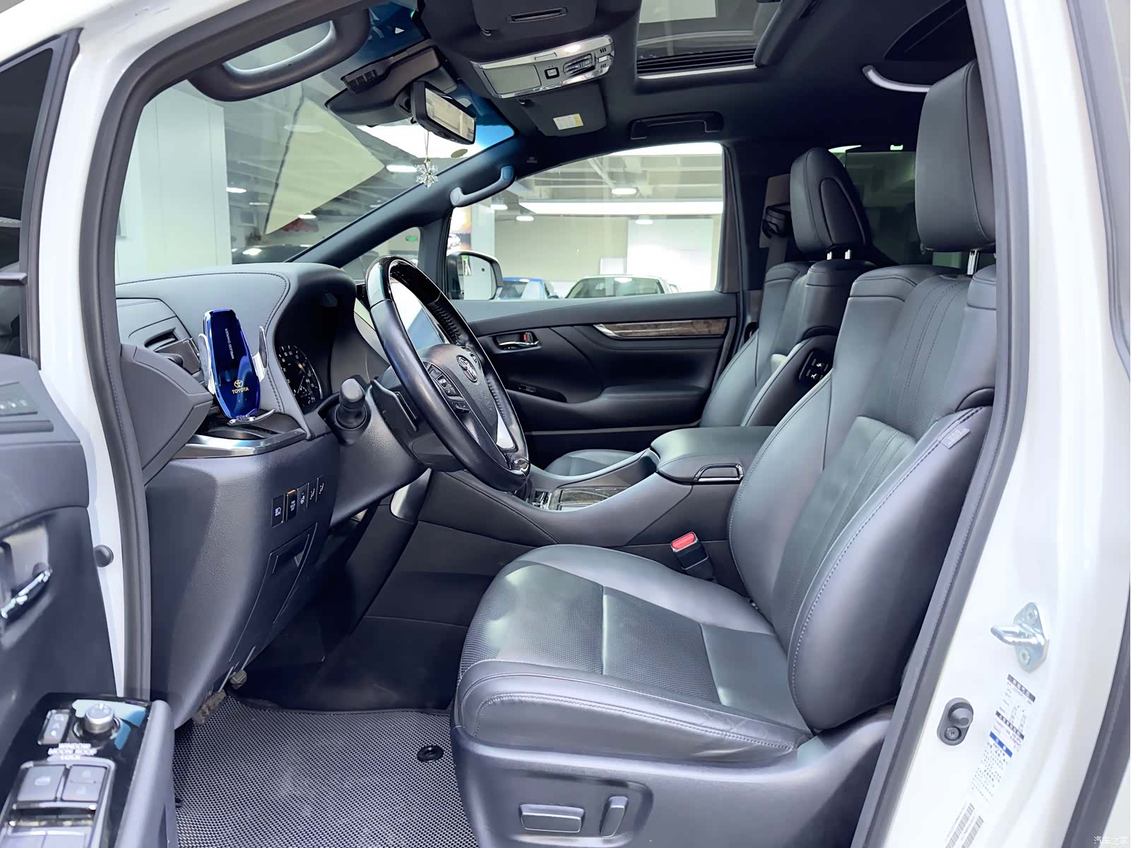 Toyota Alphard, 2022 15