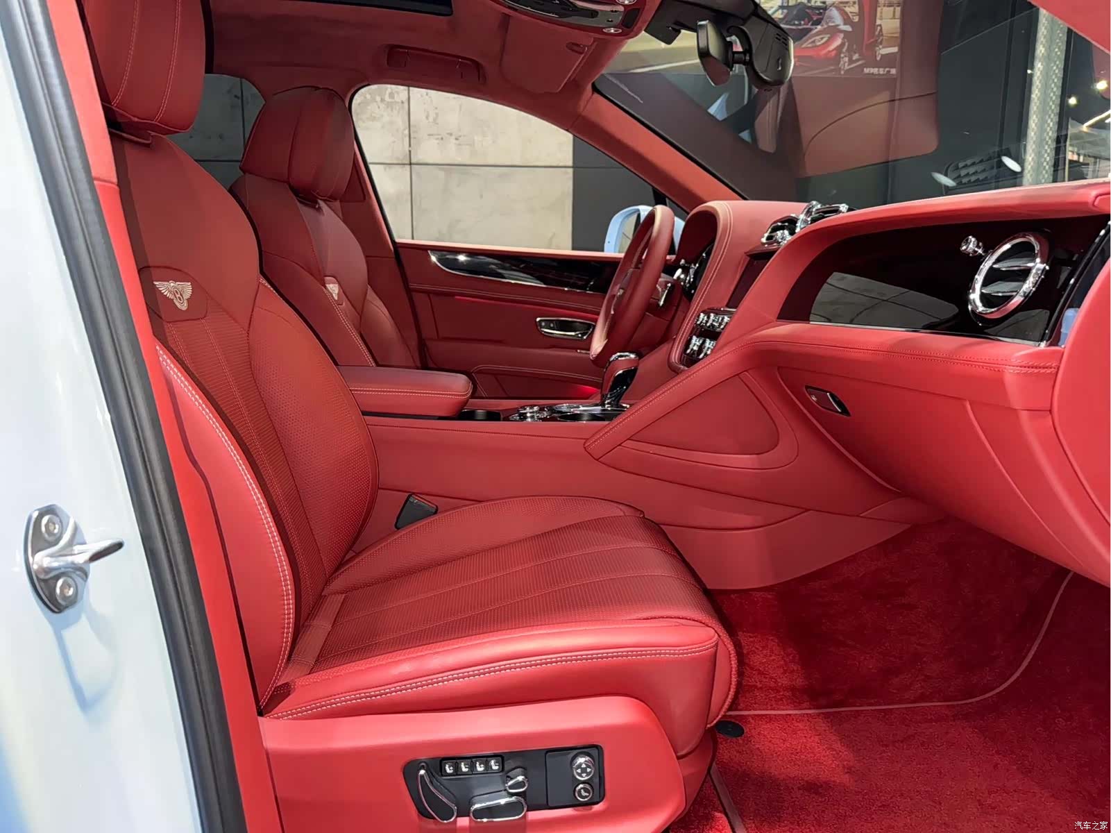 Bentley Bentayga, 2023 19