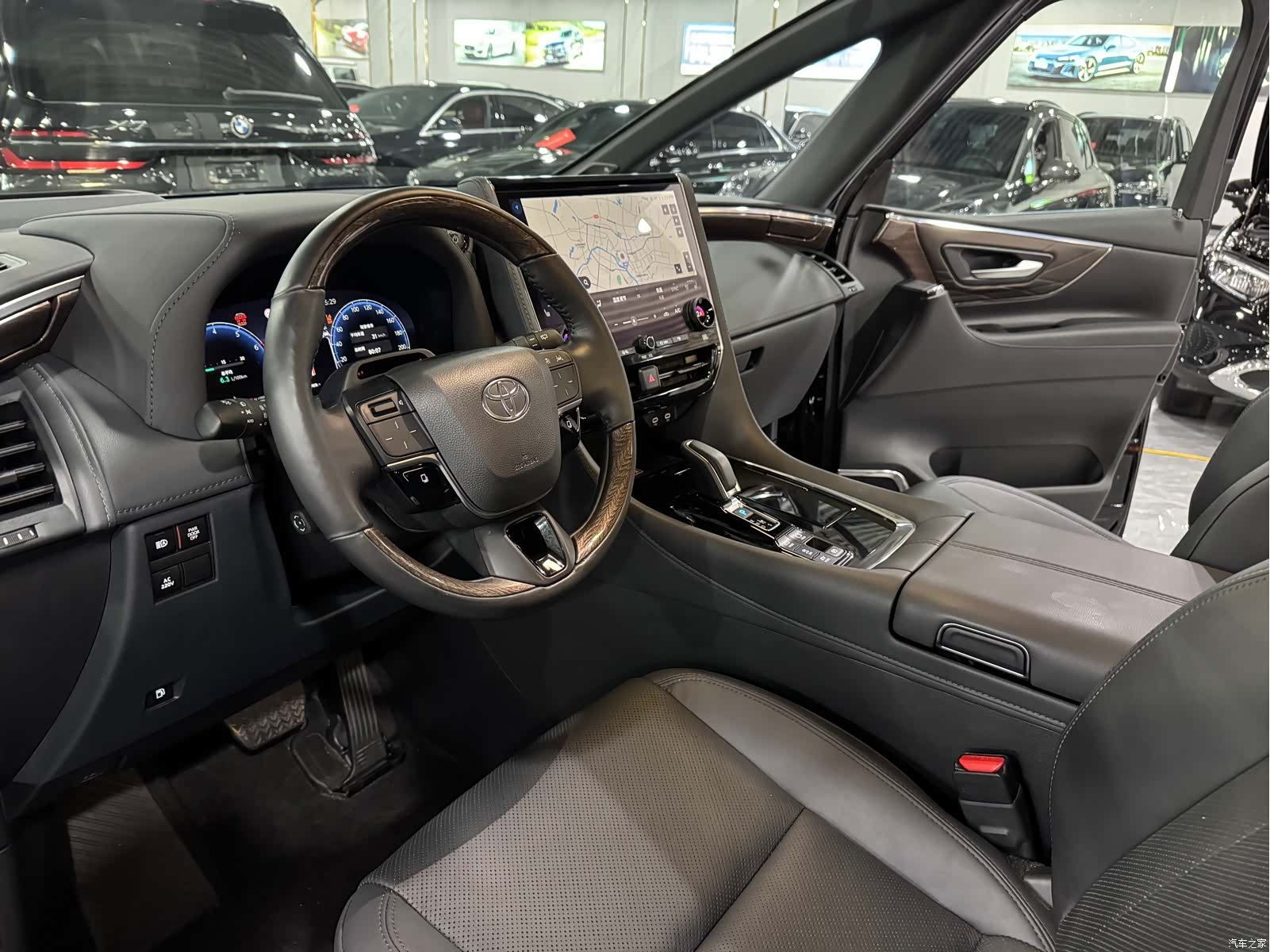 Toyota Alphard, 2024 все фото