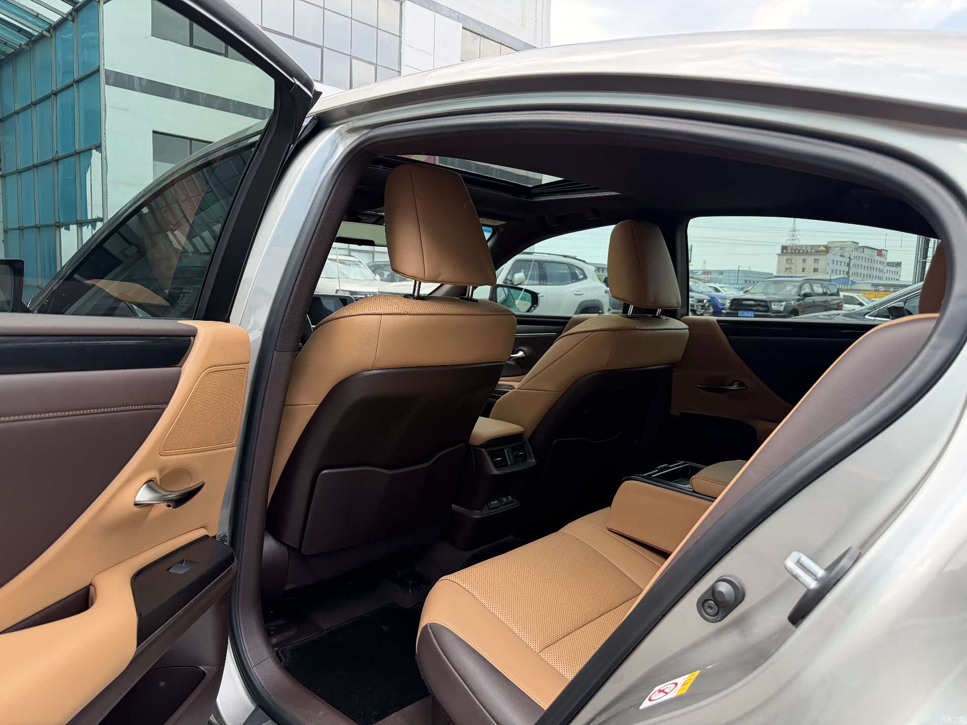 Lexus ES, 2018 11