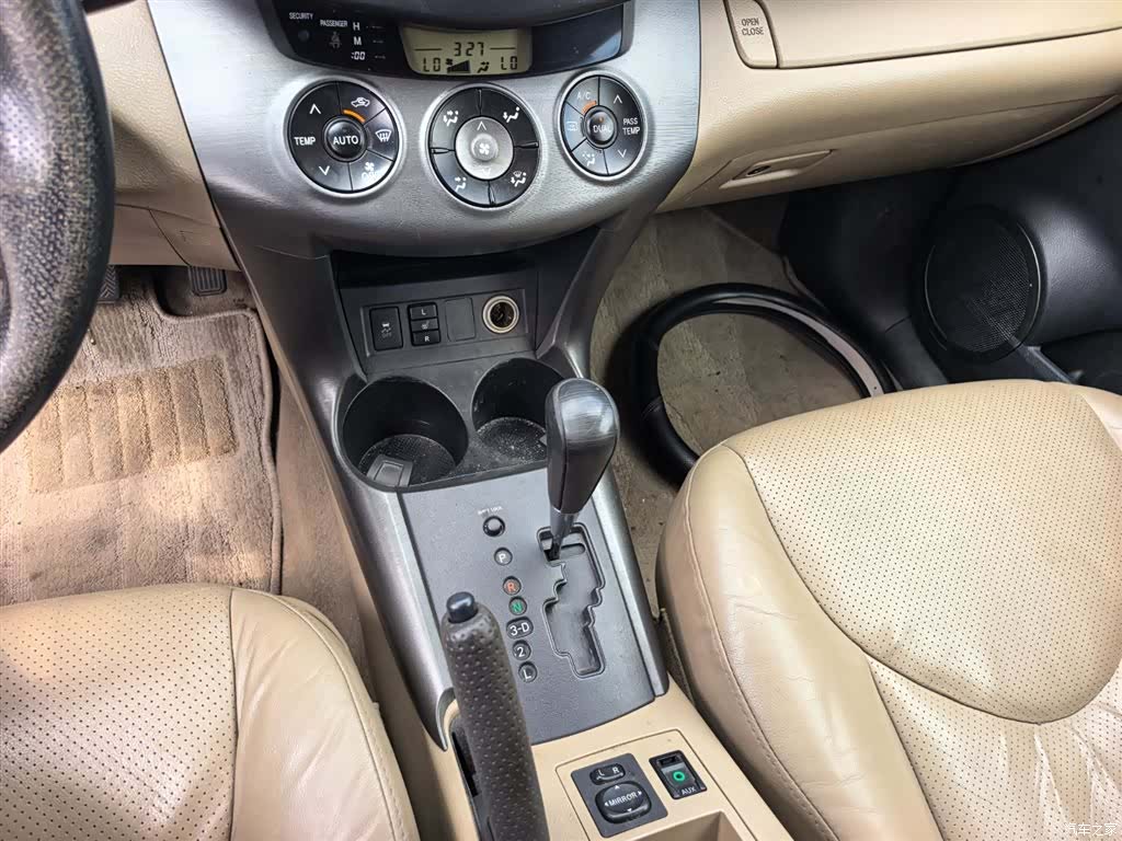 Toyota RAV4, 2011 13