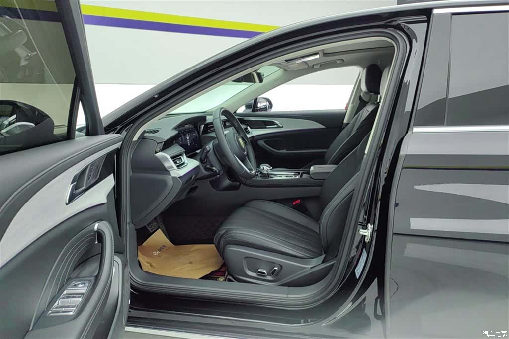 Hongqi H5, 2025 9
