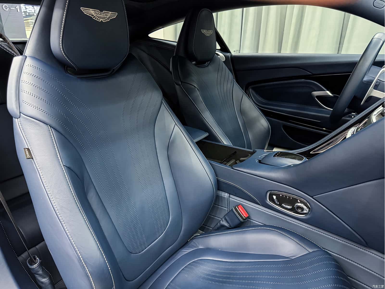 Aston Martin DB11, 2018 4