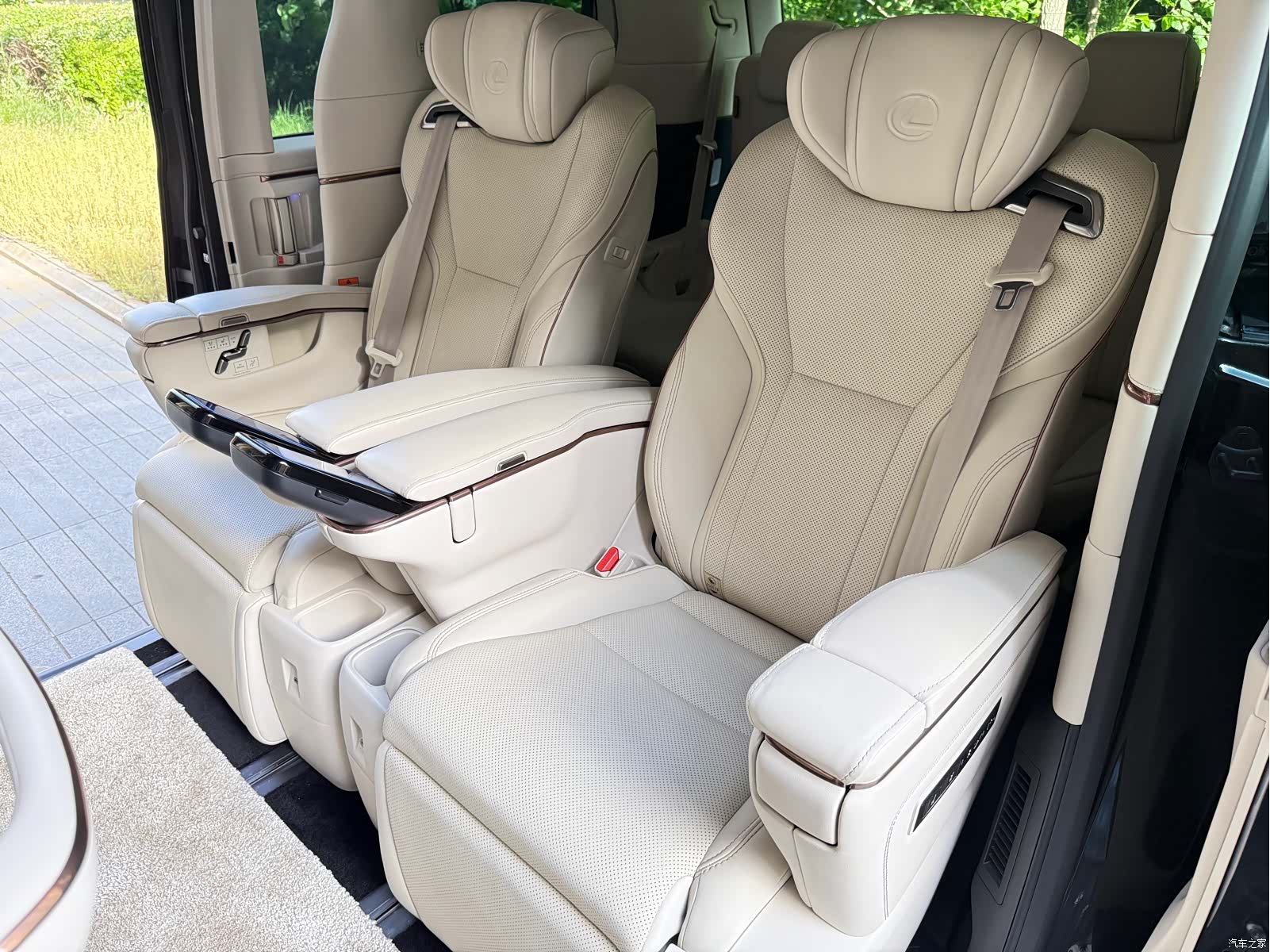 Lexus LM, 2024 10