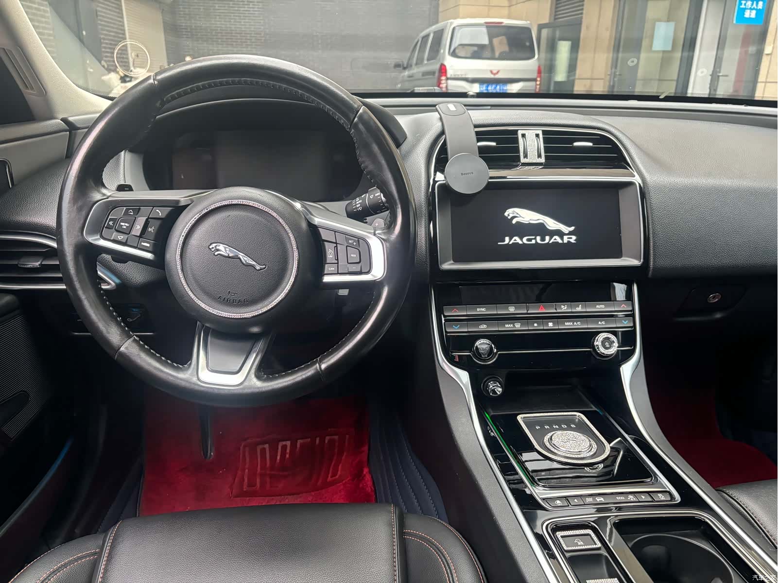 Land Rover XEL, 2019 12