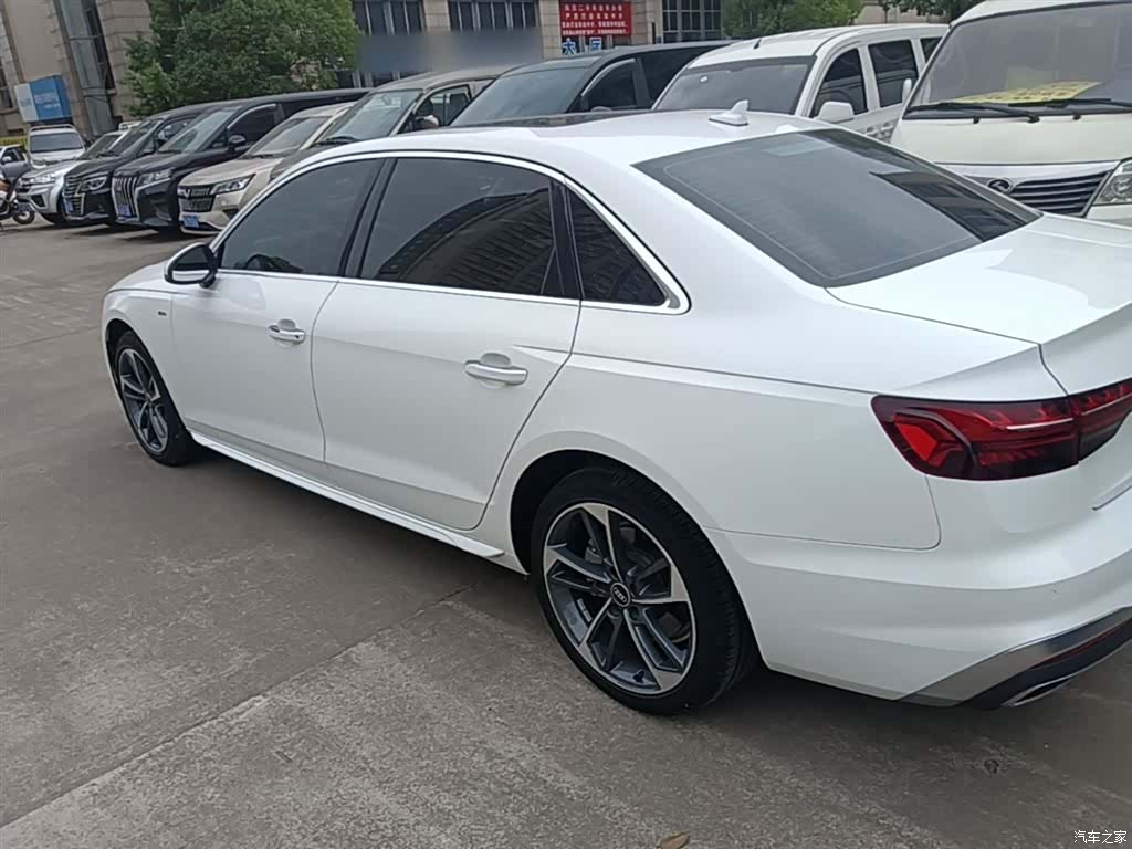 Audi A4L, 2022 все фото