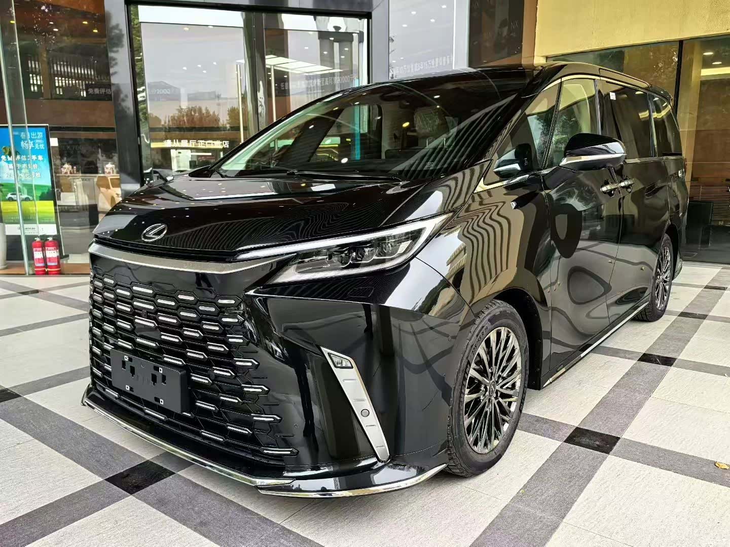 Lexus LM, 2025 3