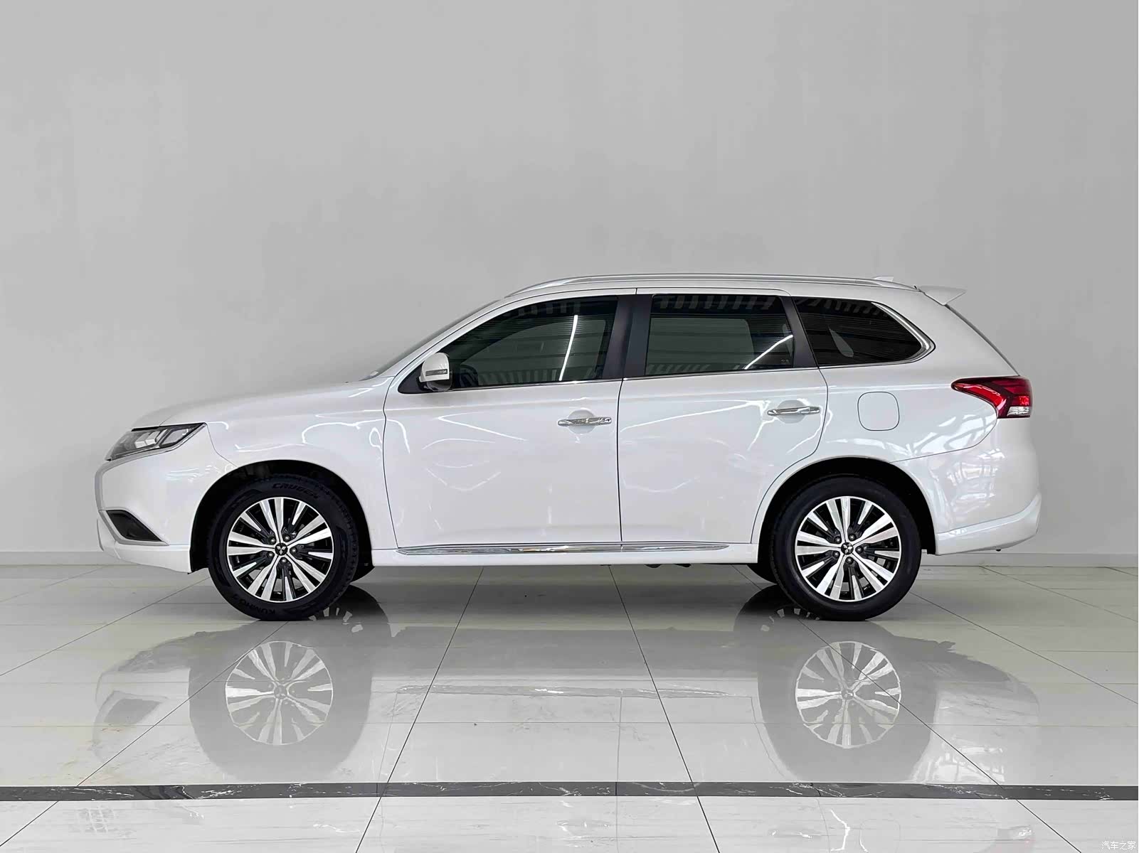 Mitsubishi Outlander, 2022 все фото