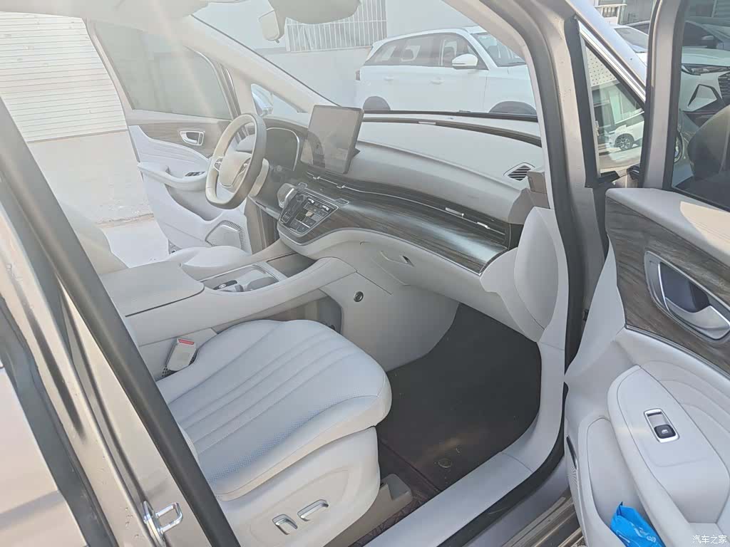 Roewe iMAX8, 2024 13