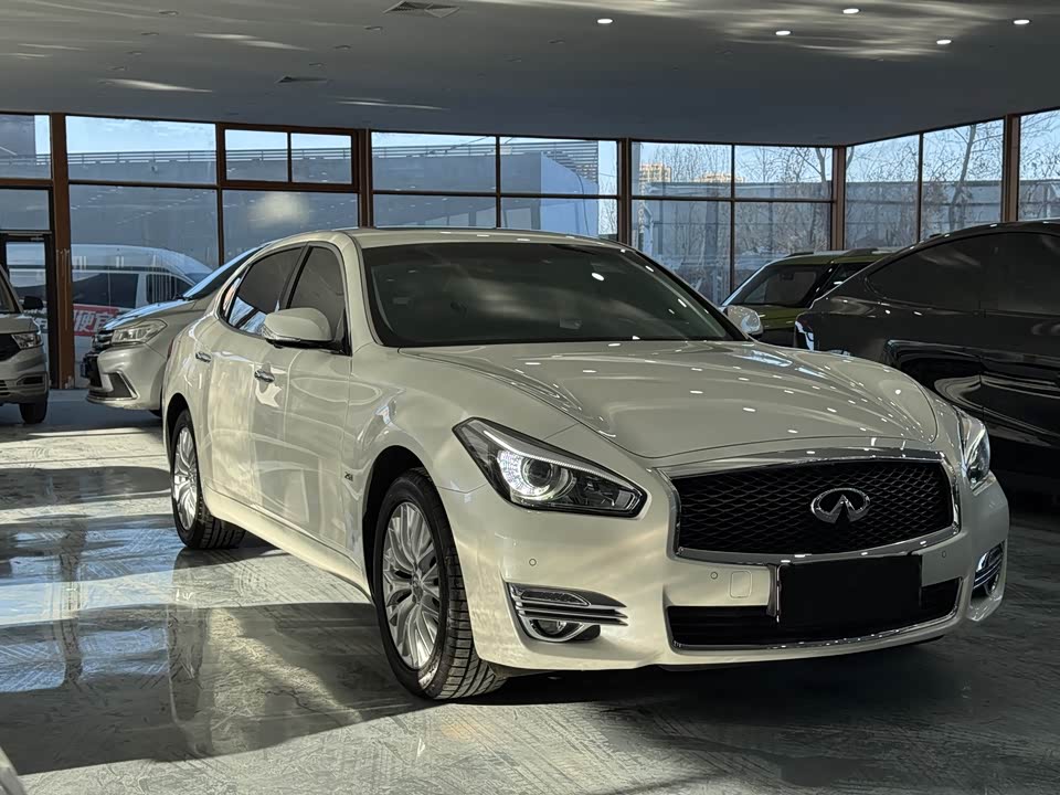 Infiniti Q70