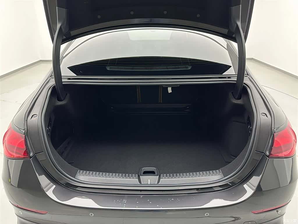 Mercedes-Benz E-Class, 2025 27