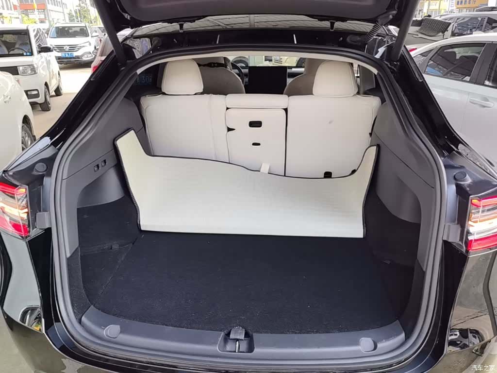 Tesla Model Y, 2023 19
