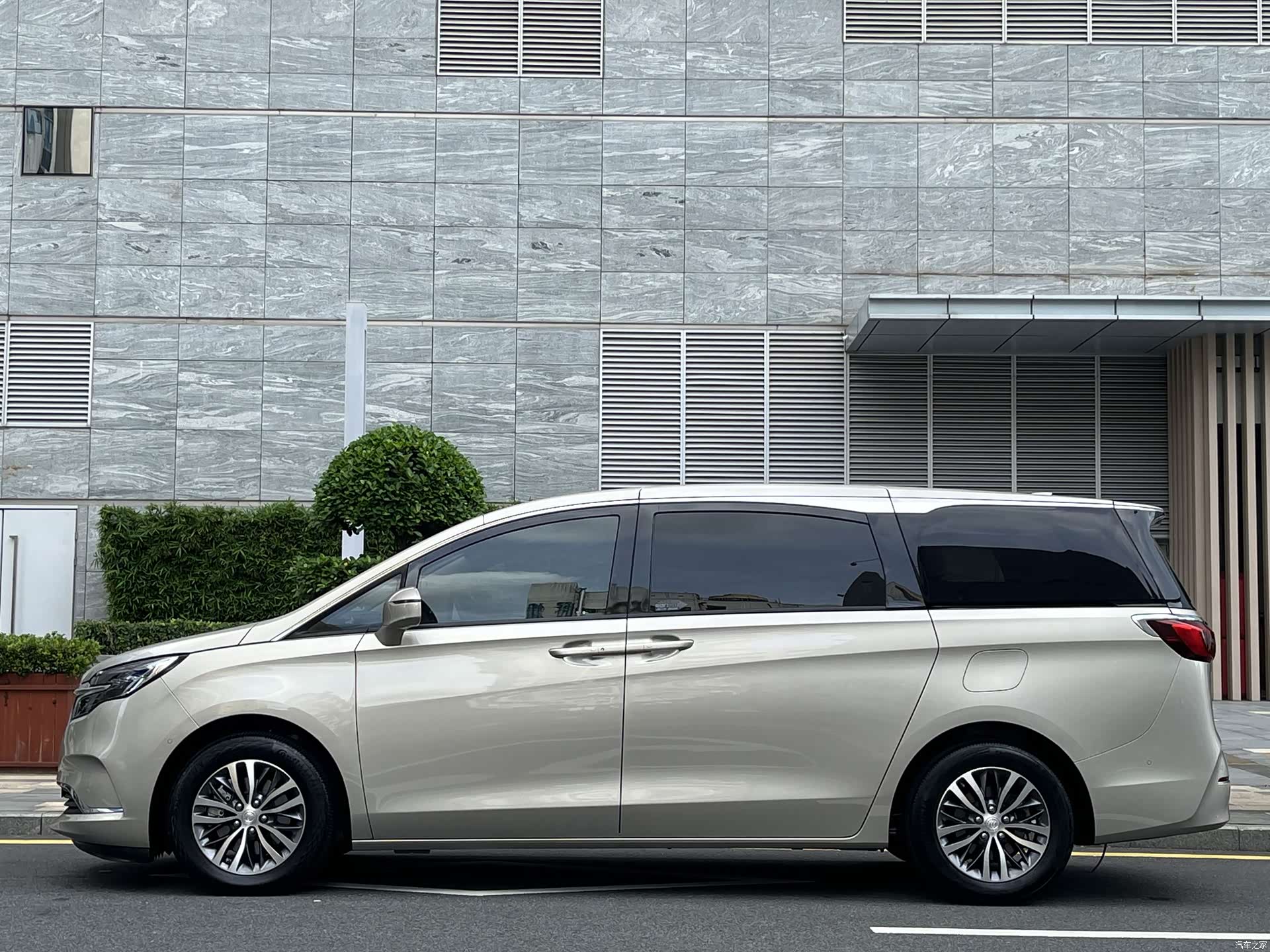 Buick GL8, 2021 3