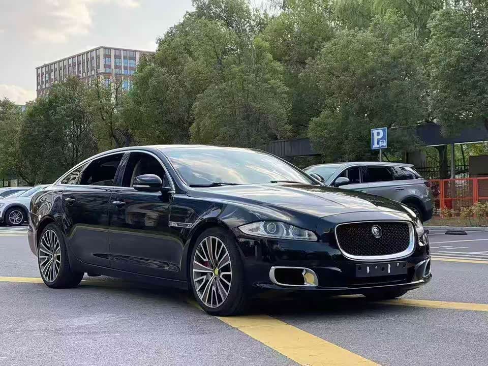 Jaguar XJ