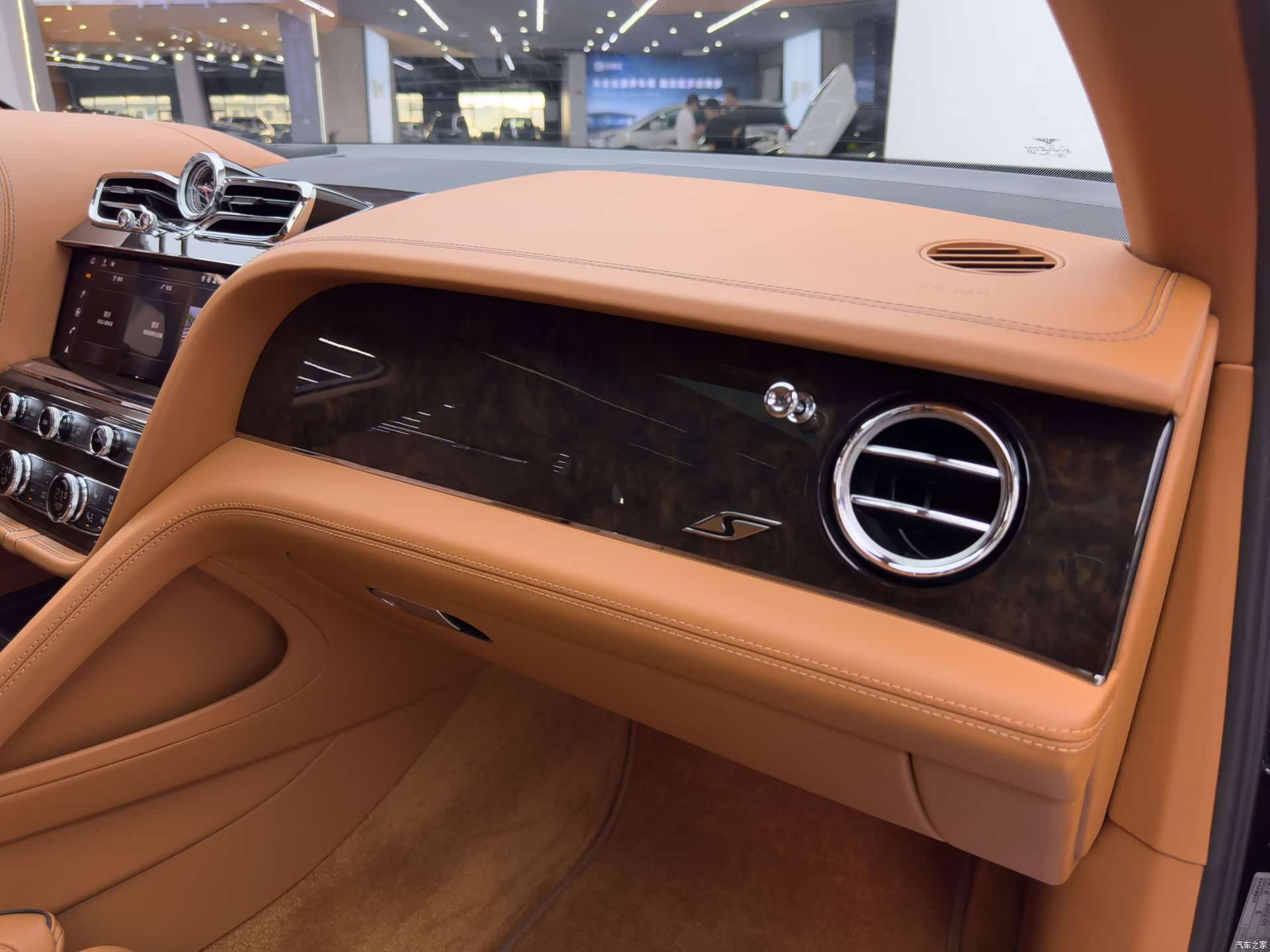 Bentley Bentayga, 2022 27
