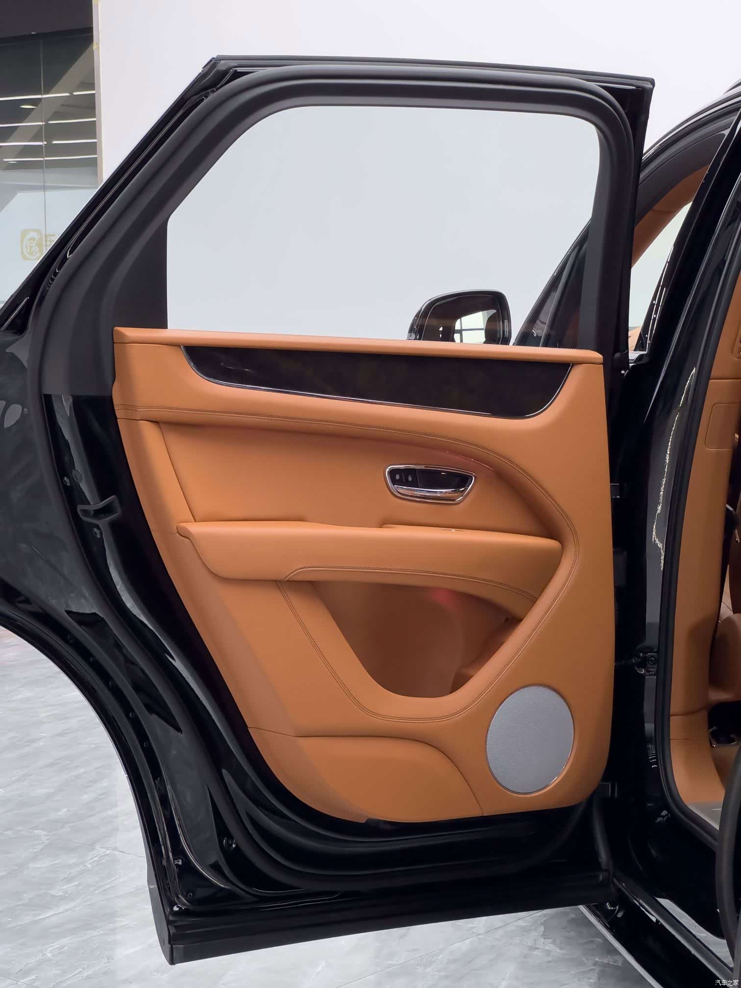 Bentley Bentayga, 2022 28