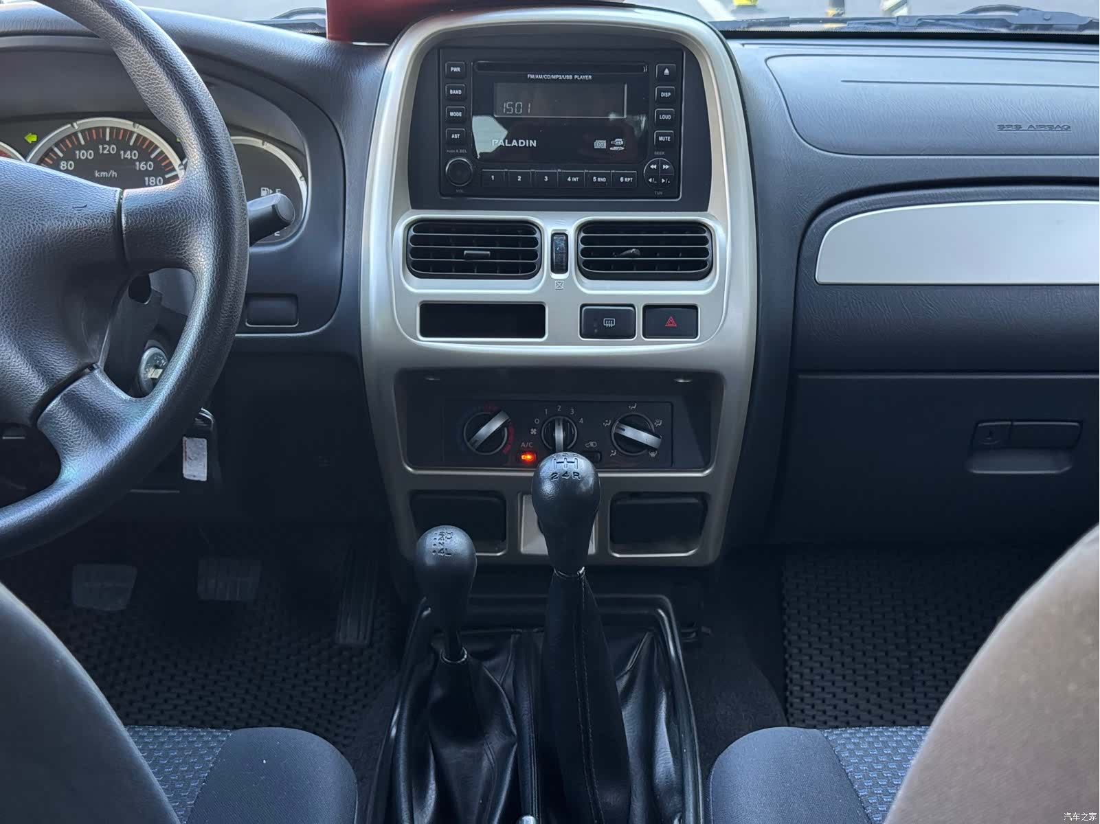 Nissan Paladin, 2014 12