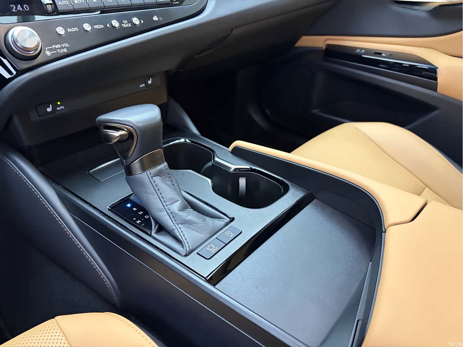 Lexus ES, 2024 4
