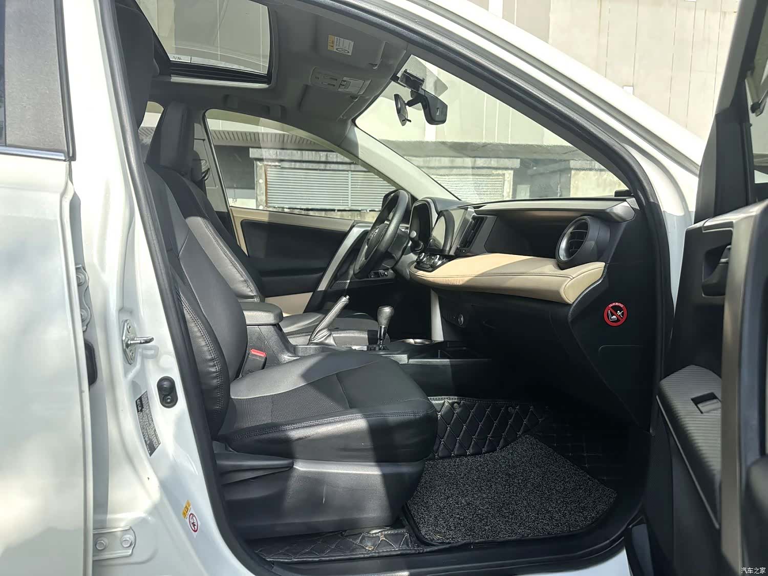 Toyota RAV4, 2015 все фото