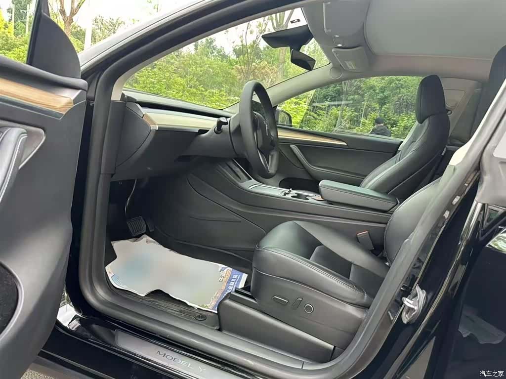 Tesla Model Y, 2023 15