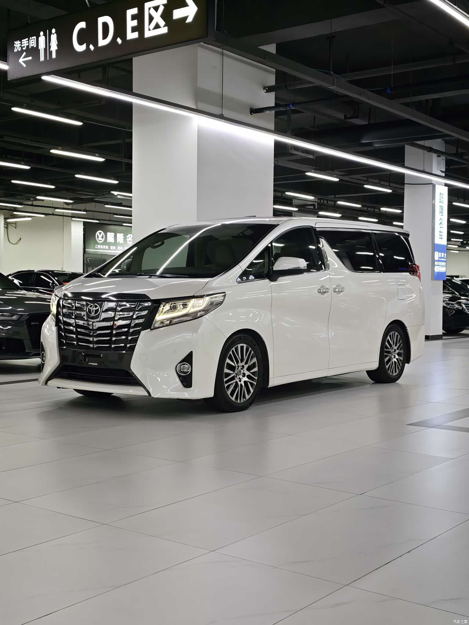 Toyota Alphard, 2015 1