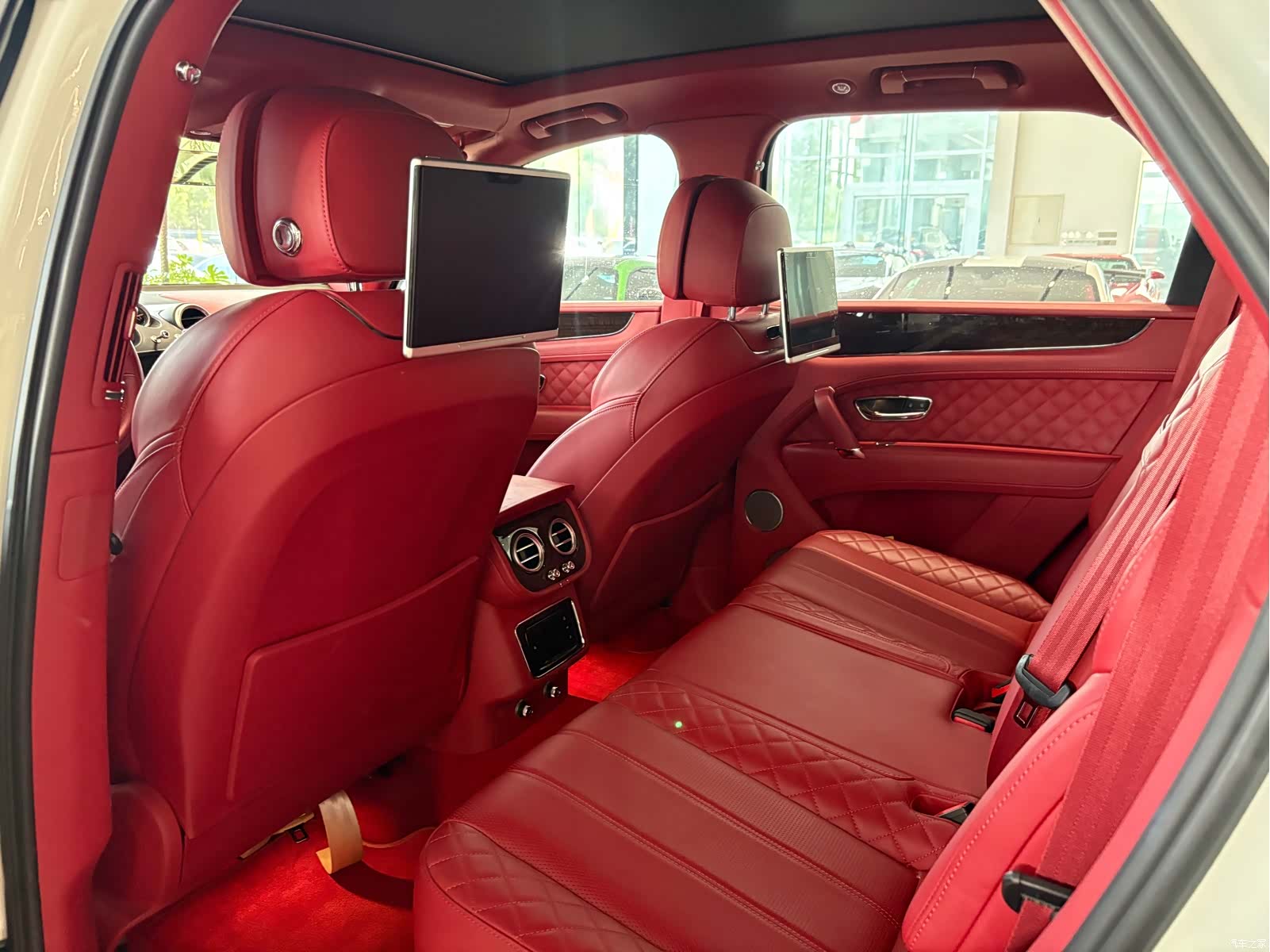 Bentley Bentayga, 2018 11