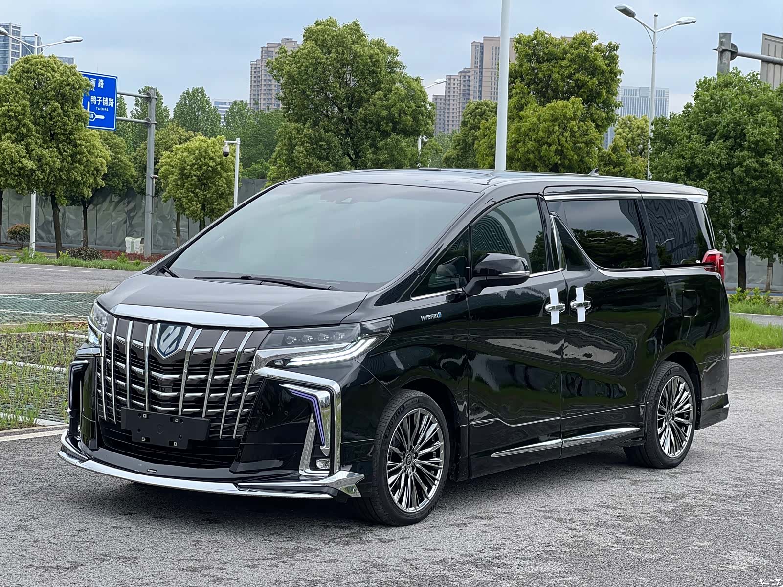 Toyota Alphard, 2022 1