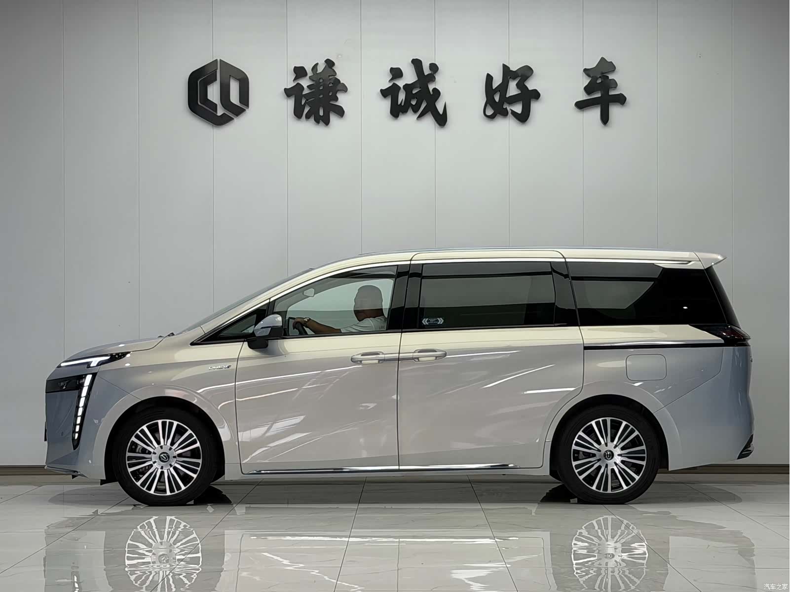 Trumpchi E8, 2024 4