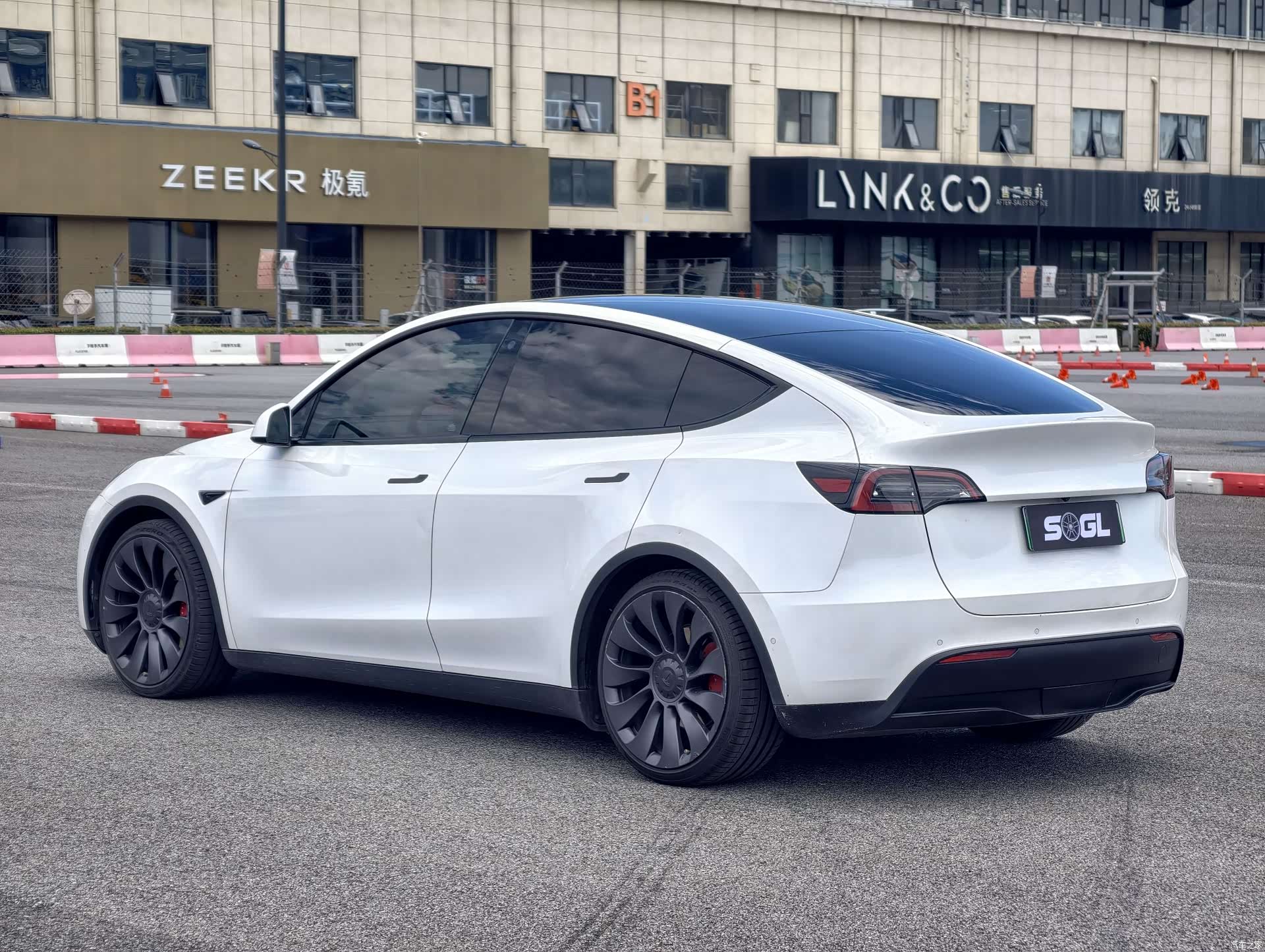 Tesla Model Y, 2023 17