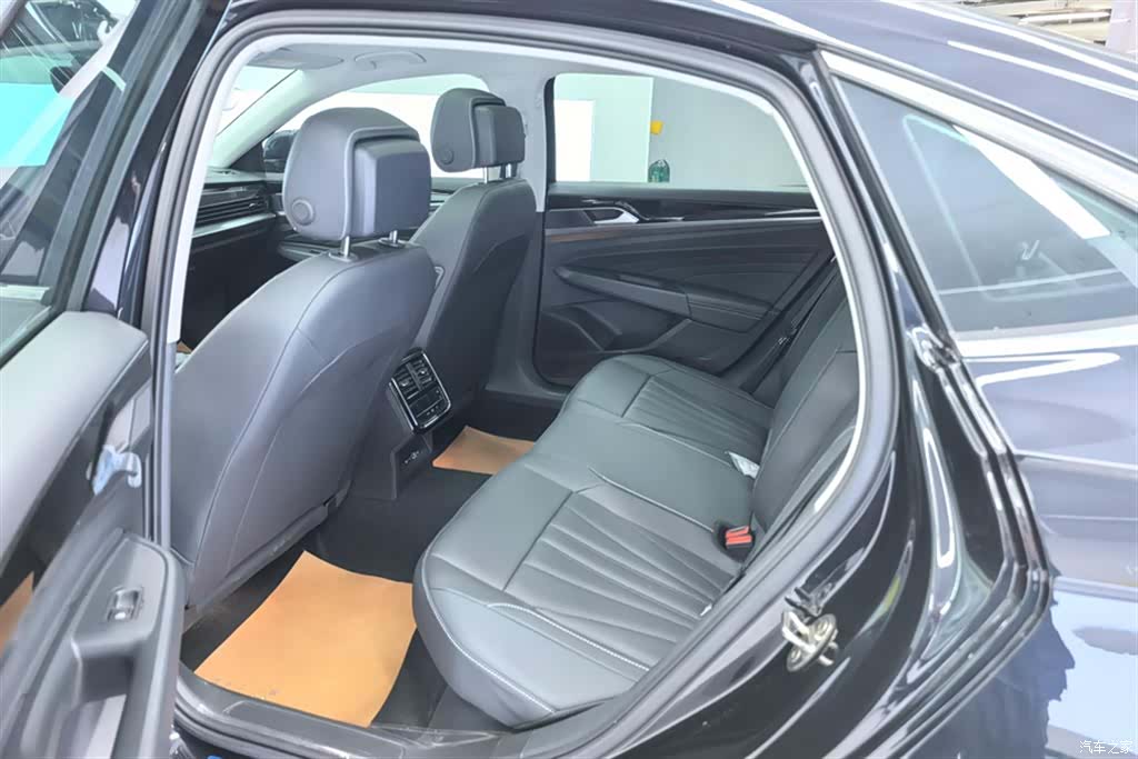 Volkswagen Passat, 2025 11