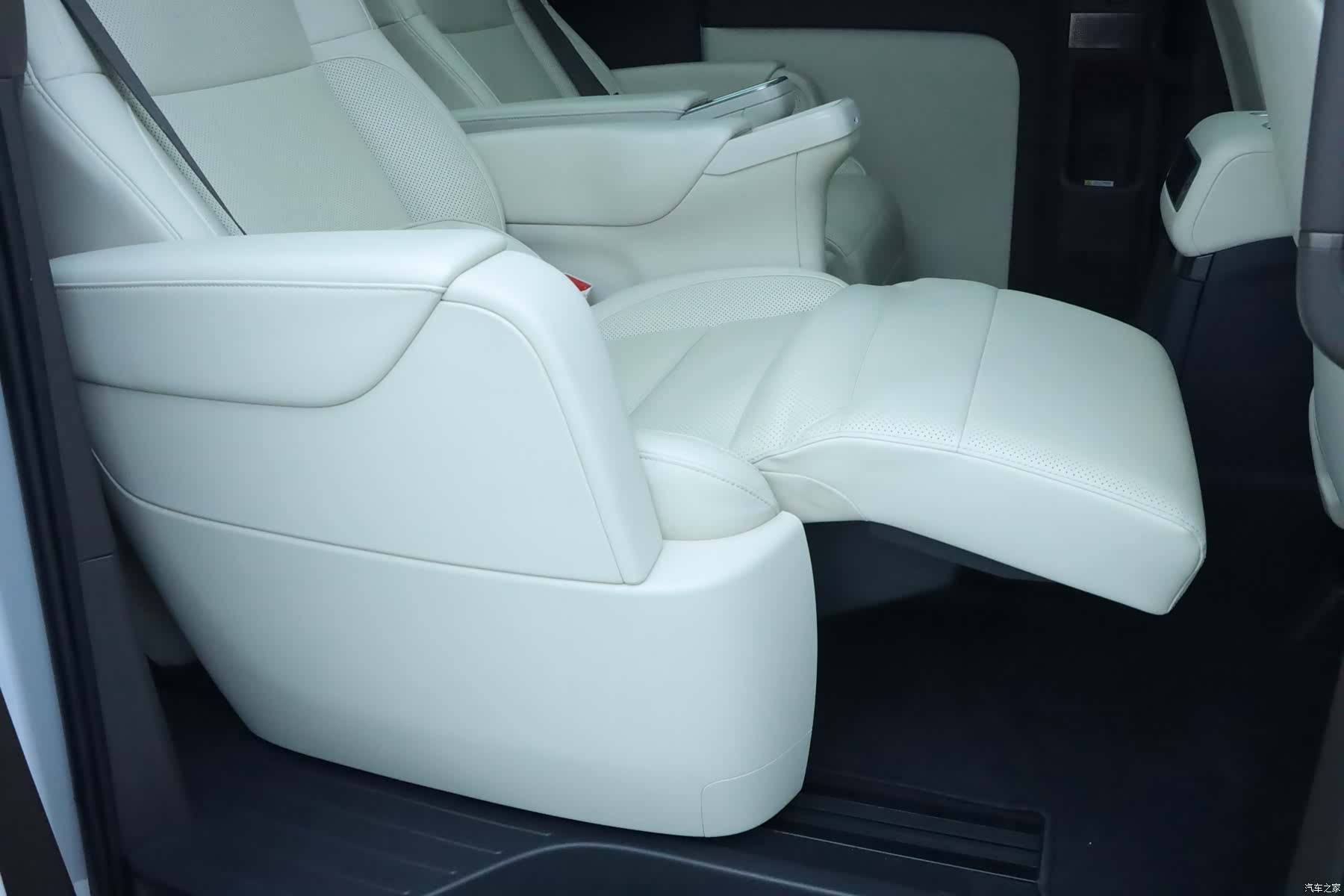Li Auto MEGA, 2024 14