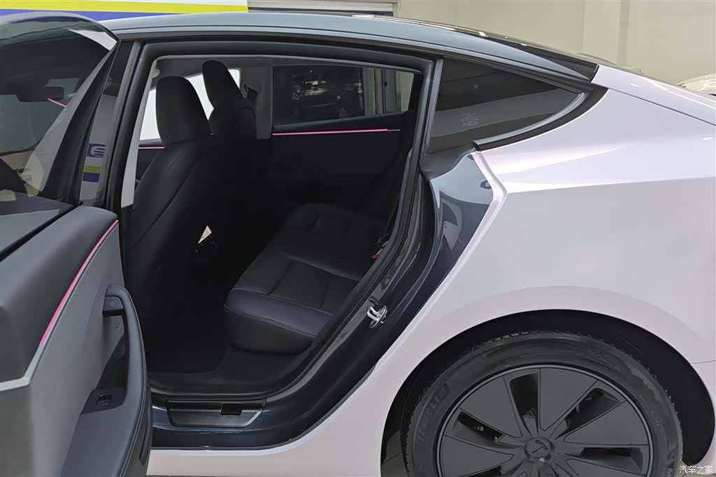 Tesla Model 3, 2024 11