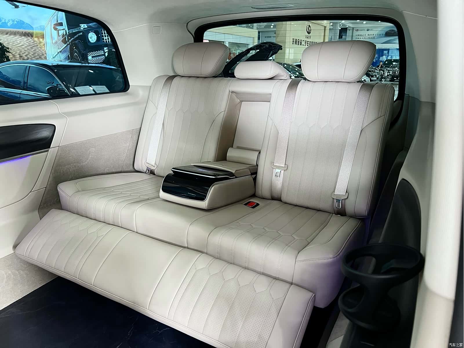 Mercedes-Benz V-Class, 2025 12